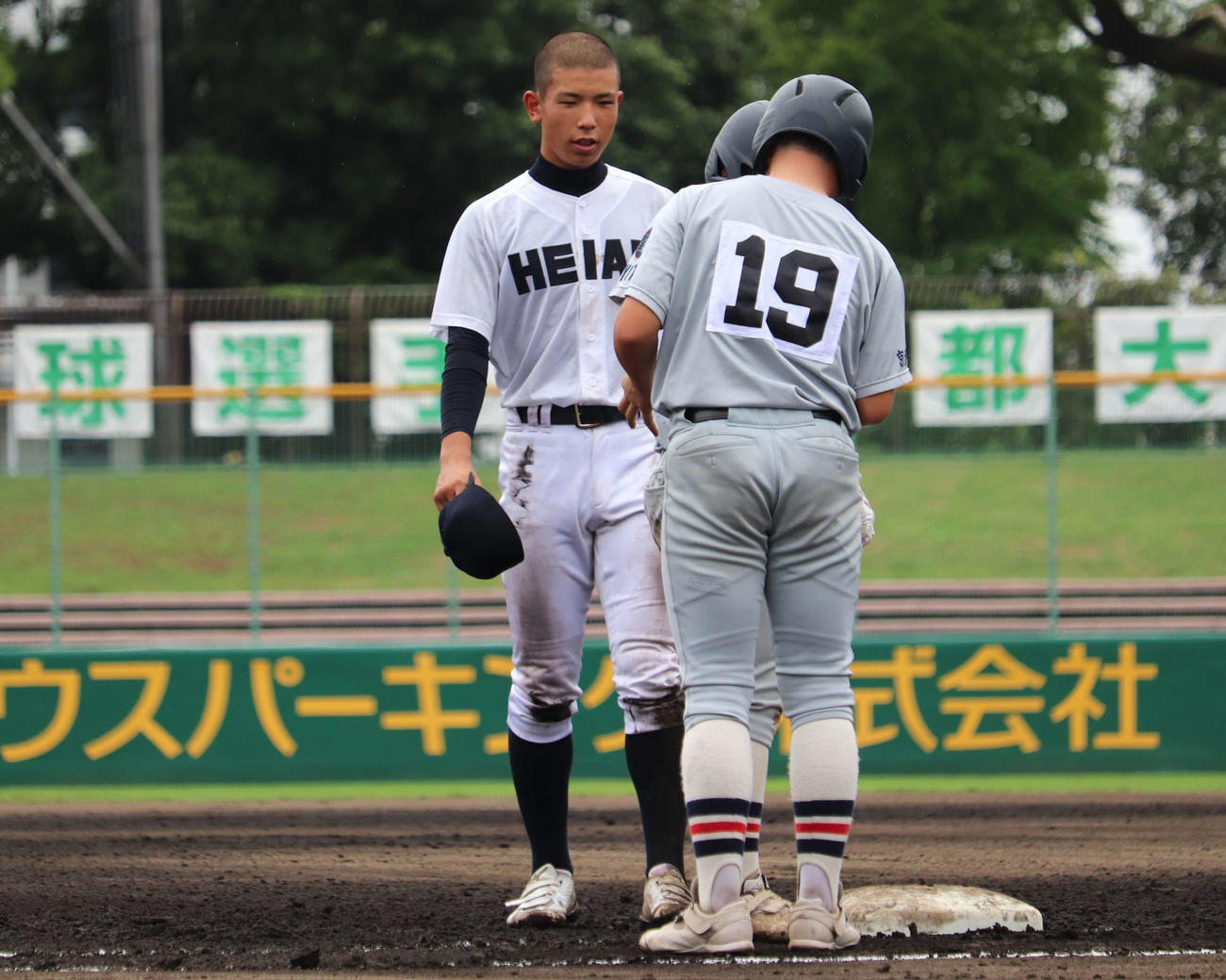 京産大付対龍谷大平安　6回に先頭打者が死球で出塁後、声をかけた龍谷大平安の4番・村上宗太郎（そうたろう）内野手（3年）