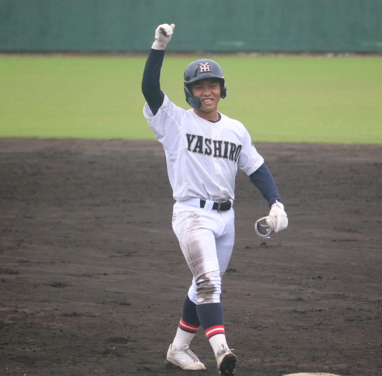 7回、社の竹岡が勝ち越し打を放ちガッツポーズ（撮影・林亮佑）