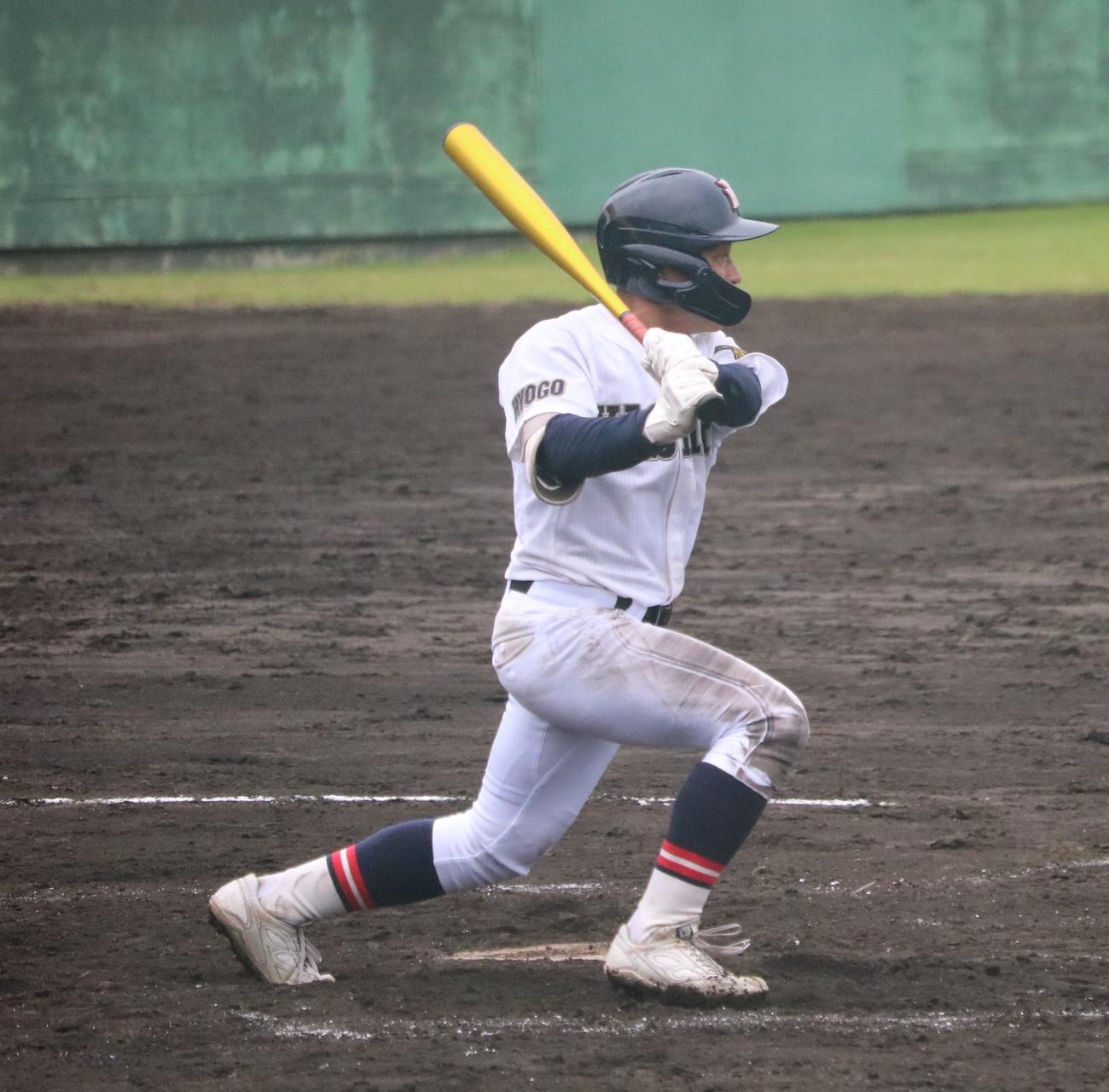 7回、社の竹岡が勝ち越し打を放つ（撮影・林亮佑）