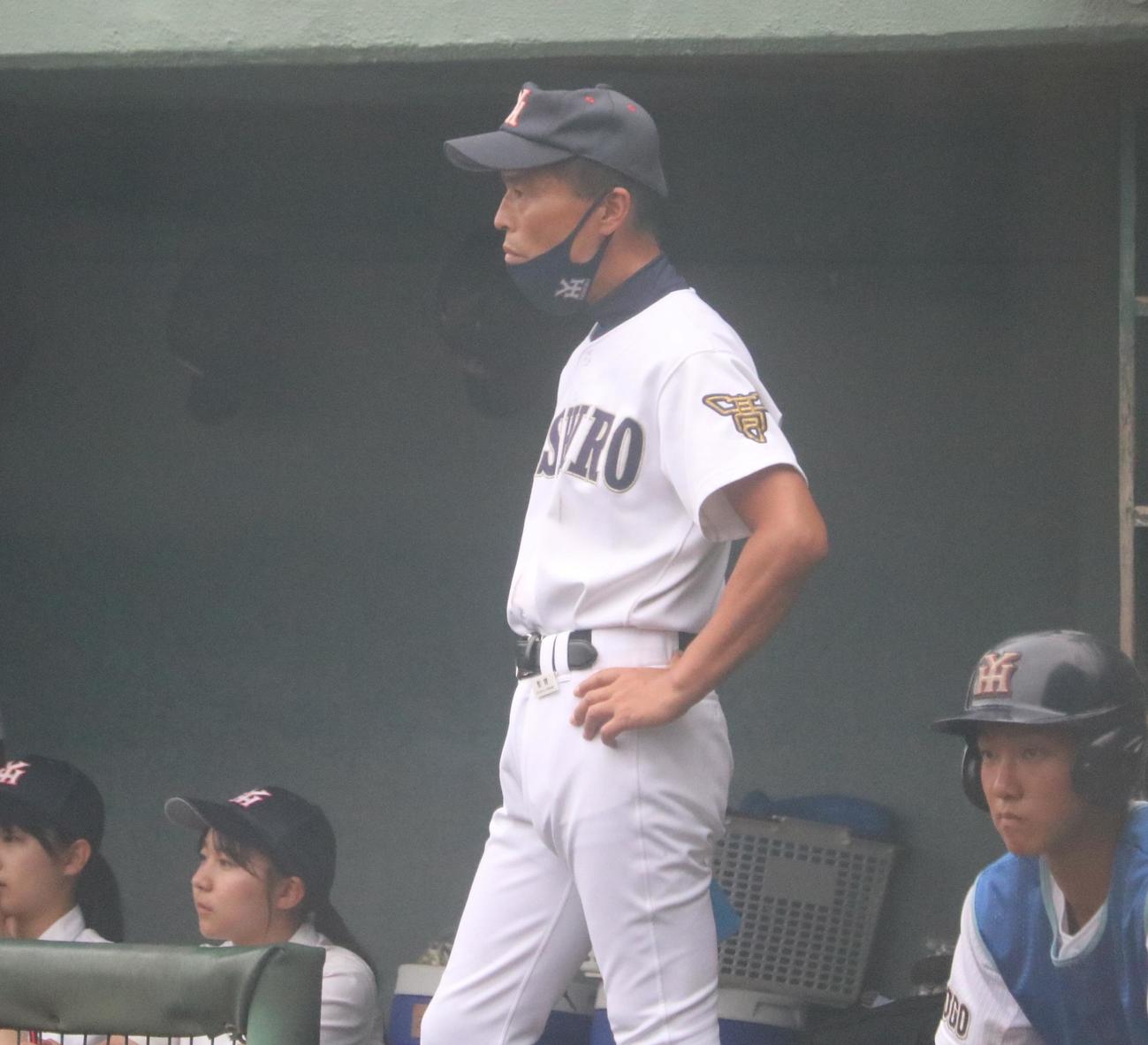 社・山本監督が戦況を見守る（撮影・林亮佑）