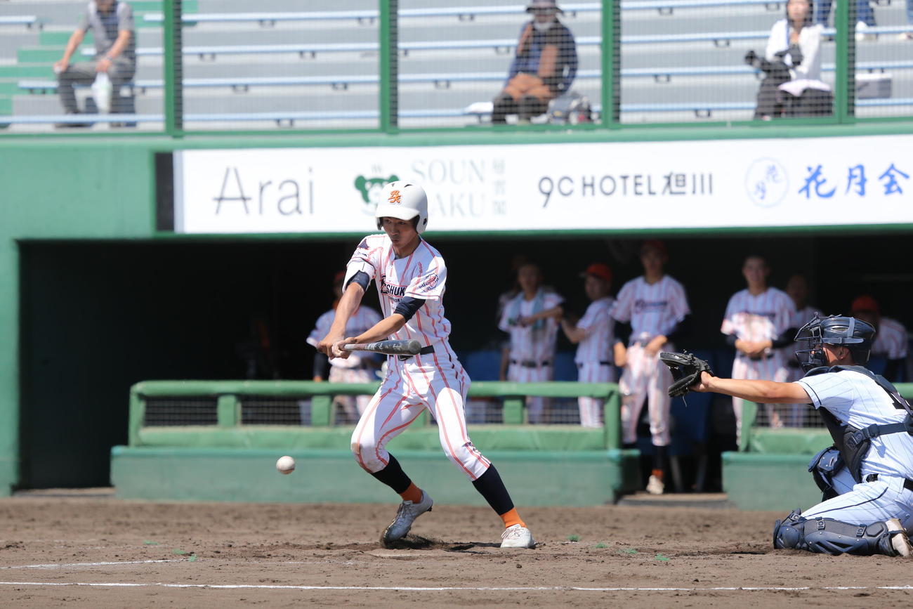 クラーク対武修館　武修館の斉藤中堅手は、バットを止める決死の打撃で三遊間を狙う（撮影・中島洋尚）
