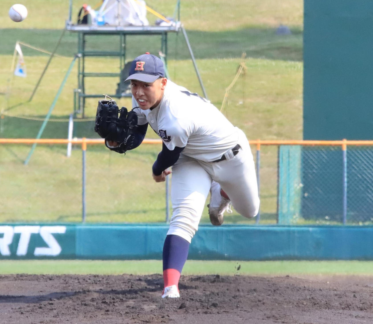 北照対函館大柏稜　力投する北照・高橋（撮影・保坂果那）