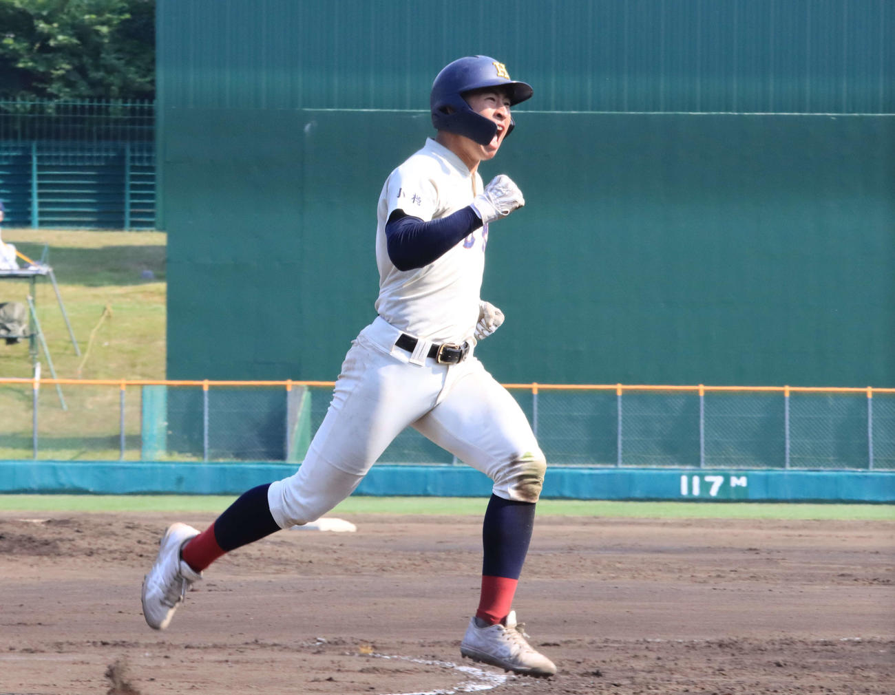 北照対函館大柏稜　6回裏北照1死、右翼へソロ本塁打を放ち、叫びながら生還する茶村（撮影・保坂果那）