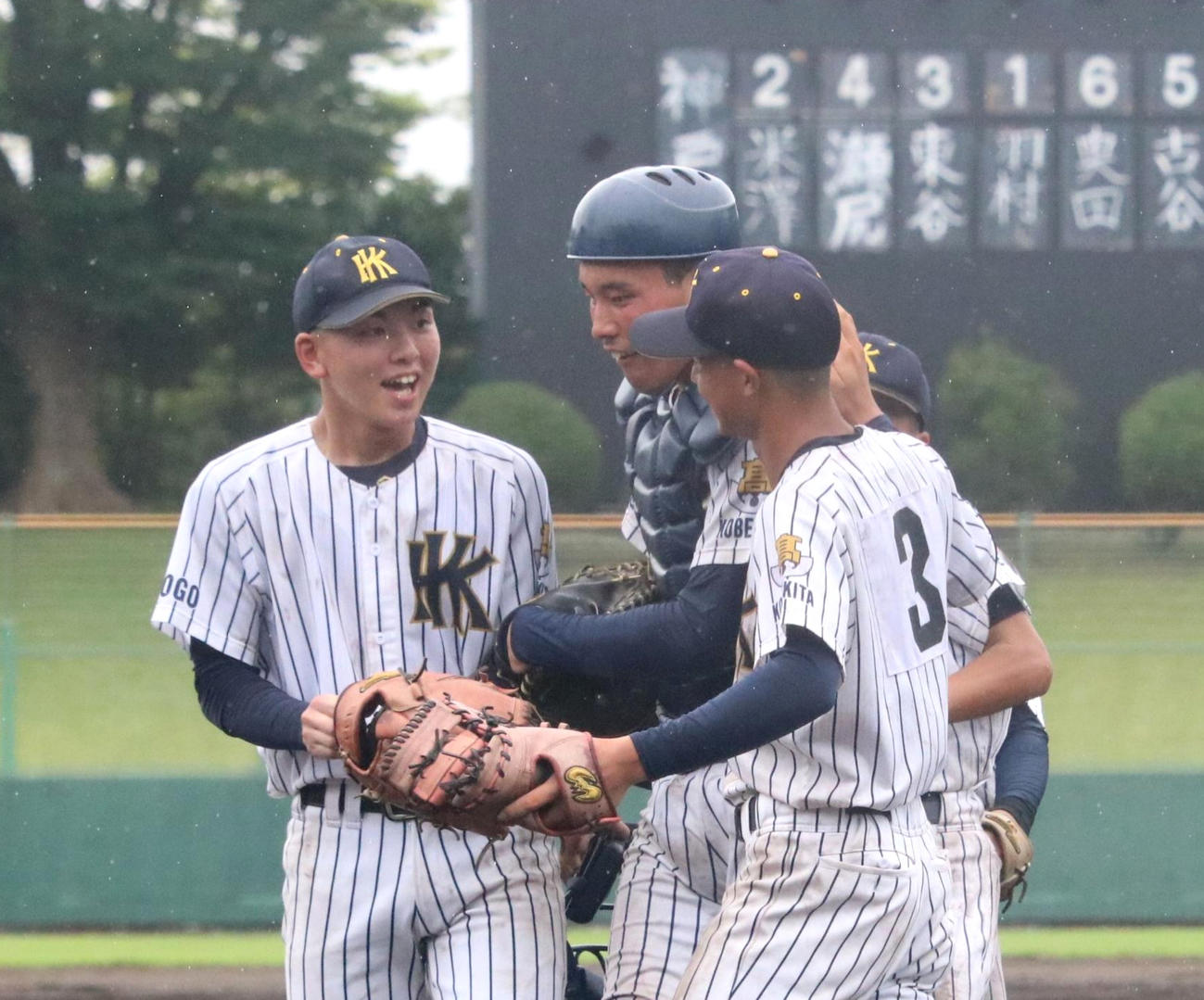 神戸北対神戸　ナインと喜び合う神戸北・羽村（撮影・林亮佑）