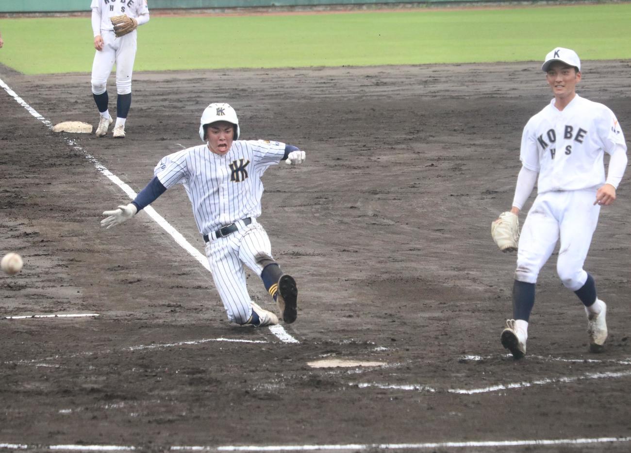 神戸北対神戸　6回裏神戸北2死三塁、羽村が生還する。右は神戸・舩見（撮影・林亮佑）