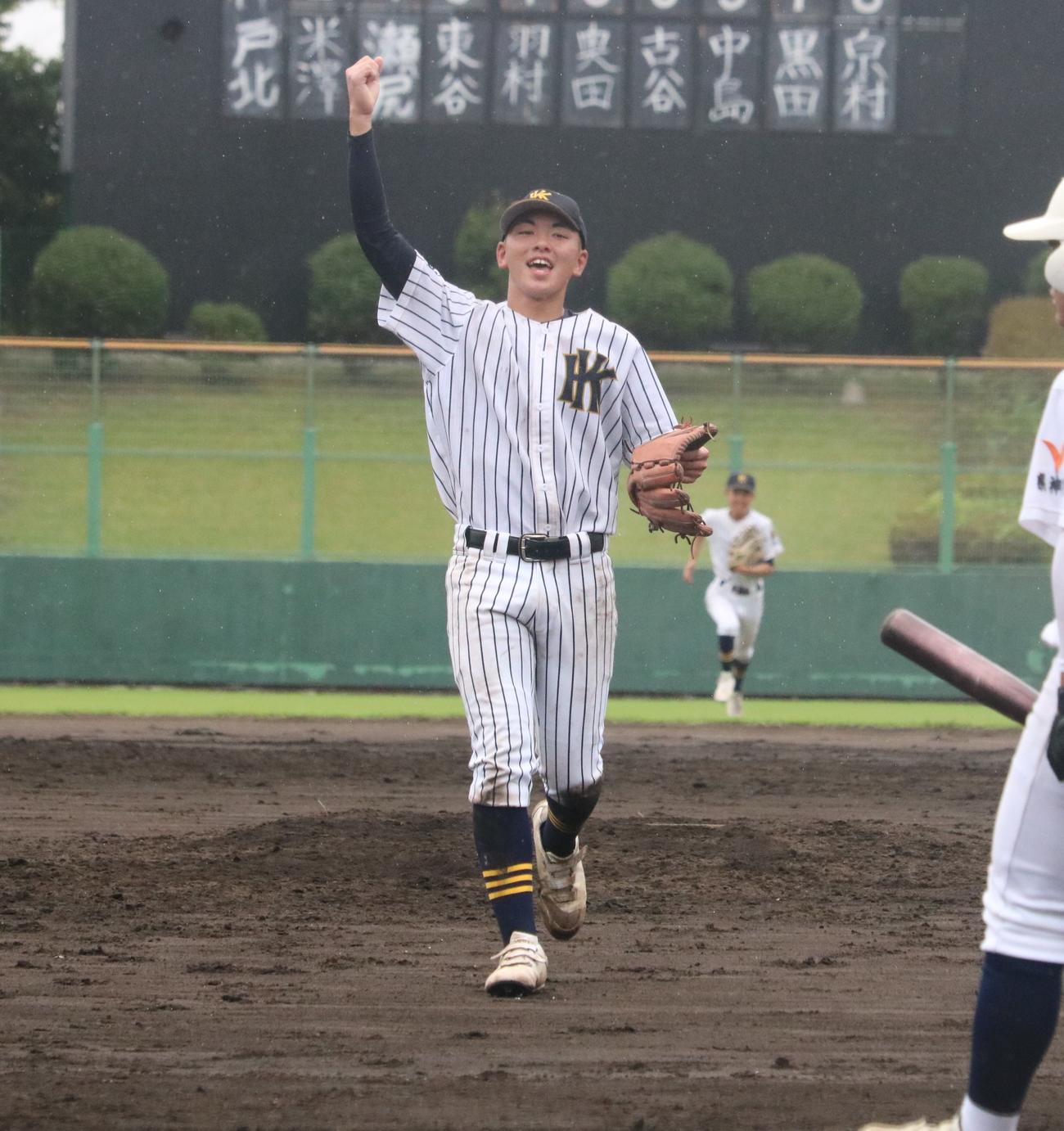 神戸北対神戸　完投勝利に喜ぶ神戸北・羽村が（撮影・林亮佑）