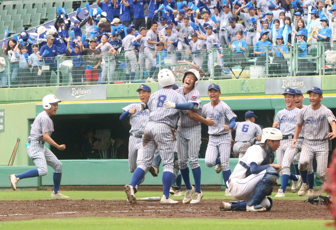 須磨翔風対六甲アイランド　11回裏須磨翔風1死満塁、右犠飛でサヨナラ勝利し喜ぶ選手たちと呆然とする六甲アイランド・宮本（右から4人目）（撮影・塚本光）