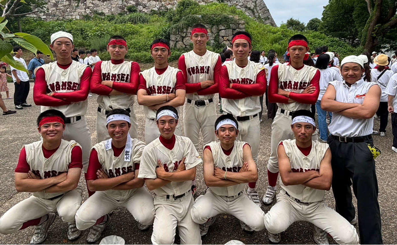 関西学院対明石商　試合後に並んで腕を組む関西学院・応援団のメンバーら（撮影・塚本光）