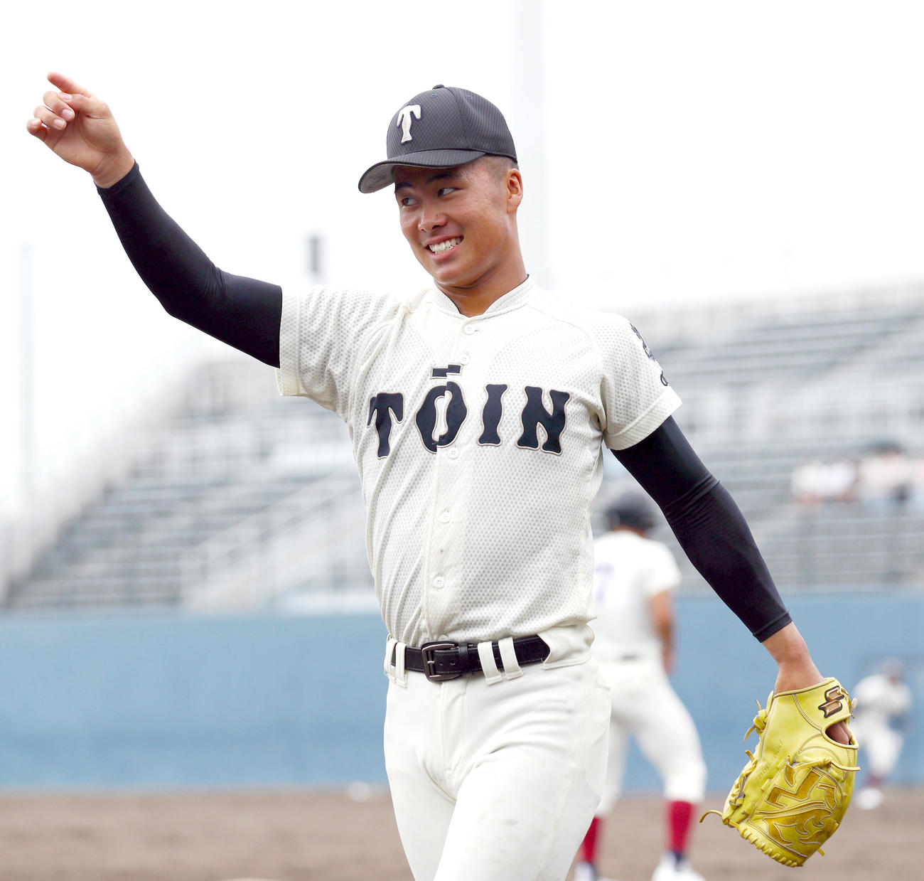 東対大阪桐蔭　5回表の投球を前にリラックスした表情を見せる大阪桐蔭・中野（撮影・上山淳一）