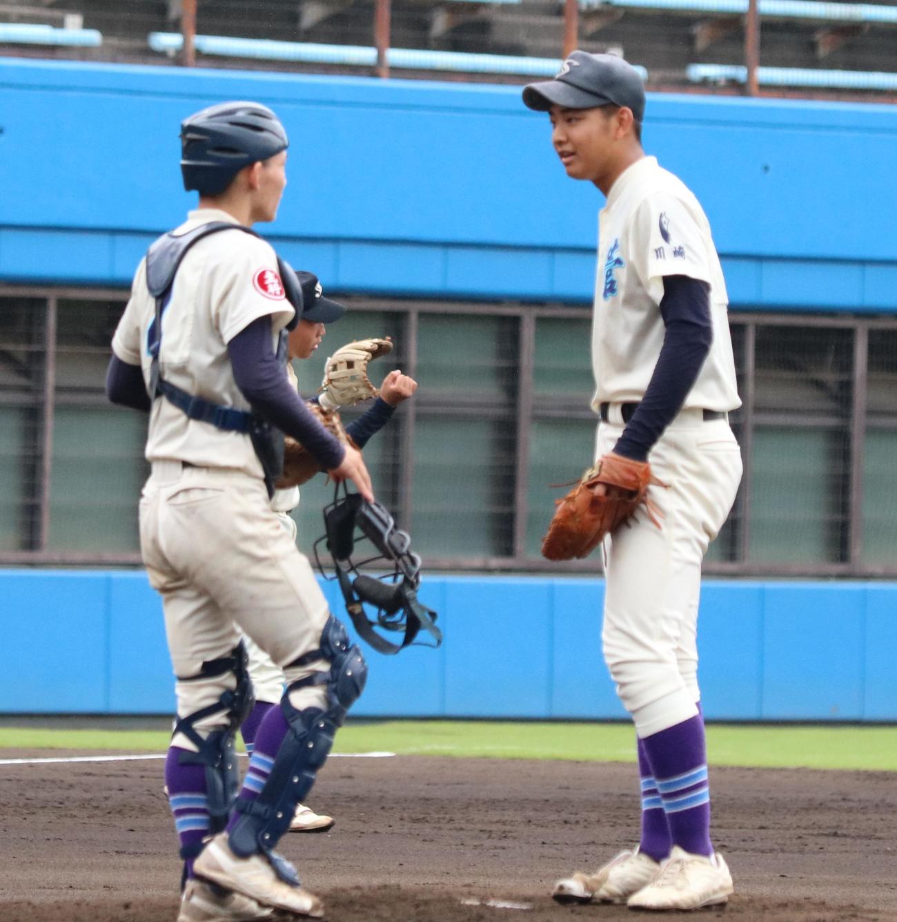 向上対菅　菅の先発を務めた岩瀬とバッテリーを組んだ小池（撮影・深田雄智）