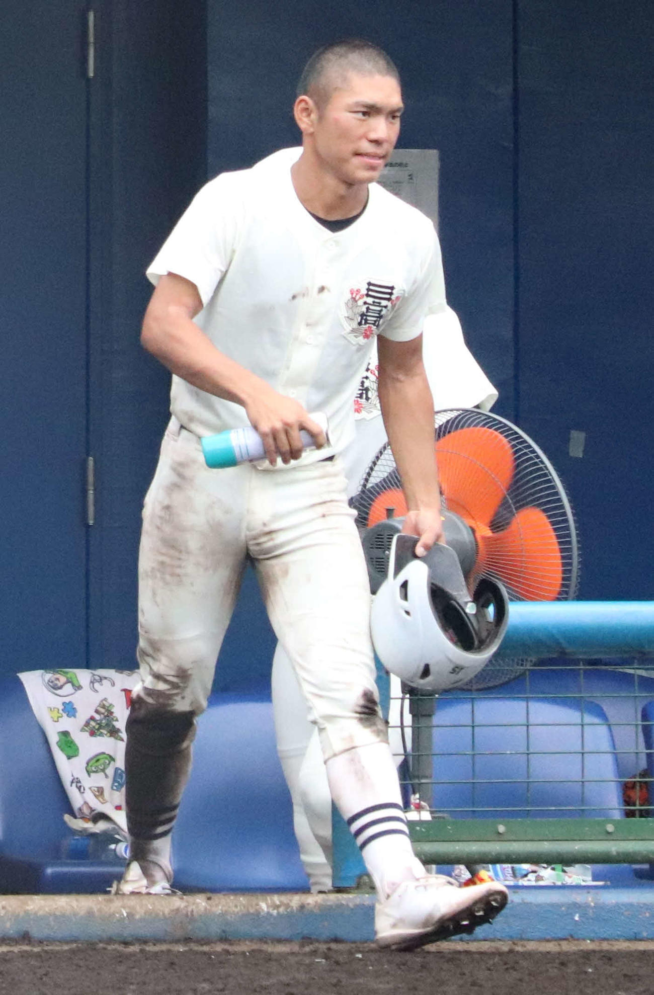 日大三対桜町　ベンチから出てくる日大三・土井貴仙（きせん）主将（3年）（撮影・佐瀬百合子）