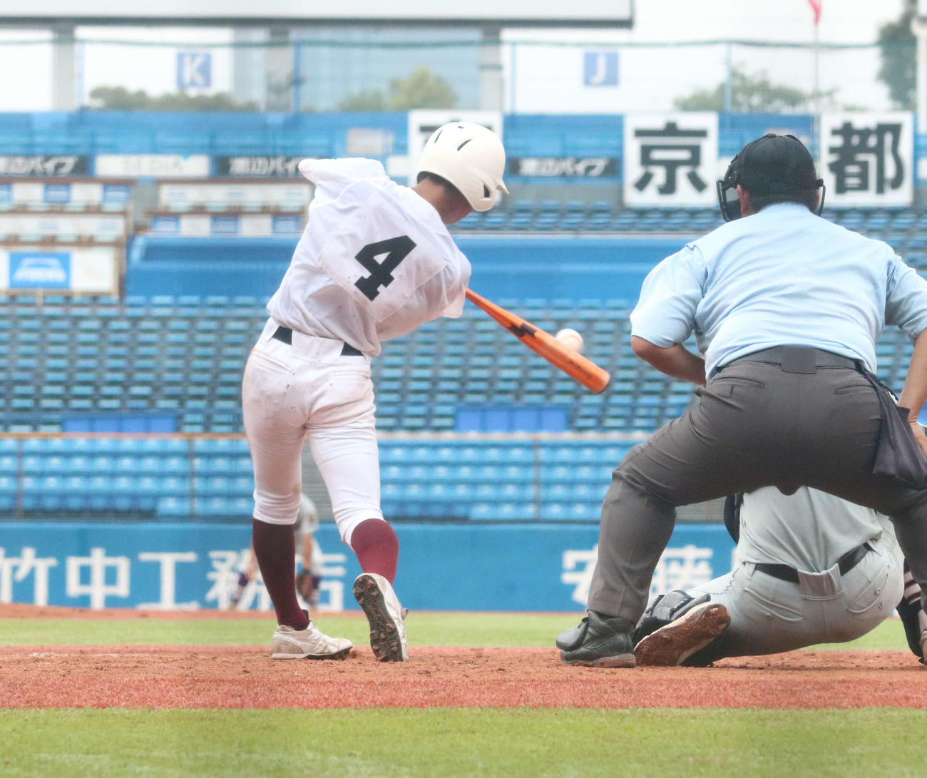 八丈対明大中野　5回表八丈2死一塁、打席に立ち中飛に倒れる奥山（撮影・水谷京裕）