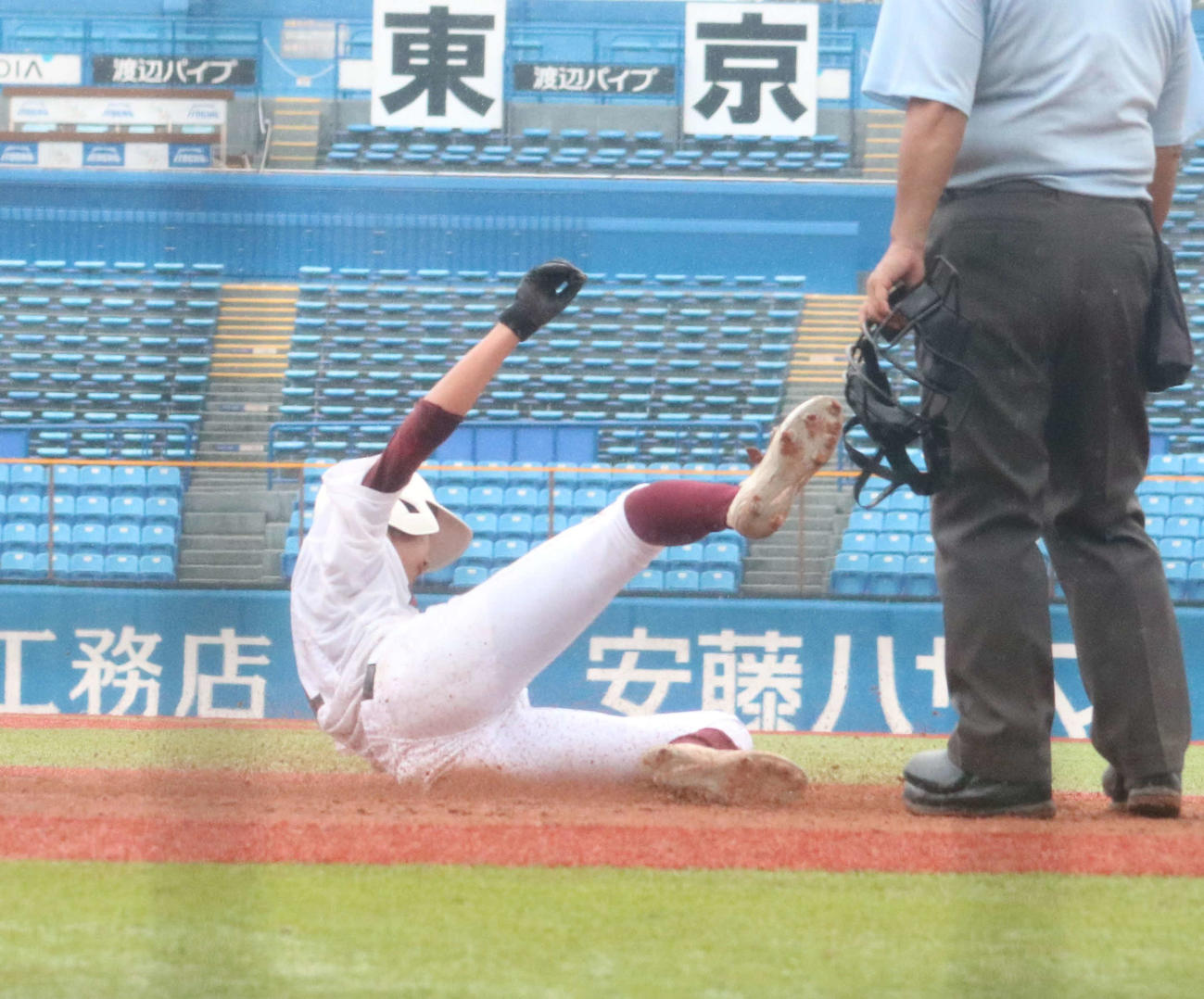 八丈対明大中野　4回表八丈1死一塁、笹本優人内野手の適時打二塁打で一塁から生還する上ノ山慎（撮影・水谷京裕）