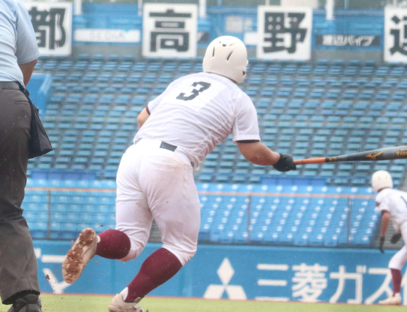 八丈対明大中野　4回表八丈1死一塁、適時二塁打を放つ笹本（撮影・水谷京裕）