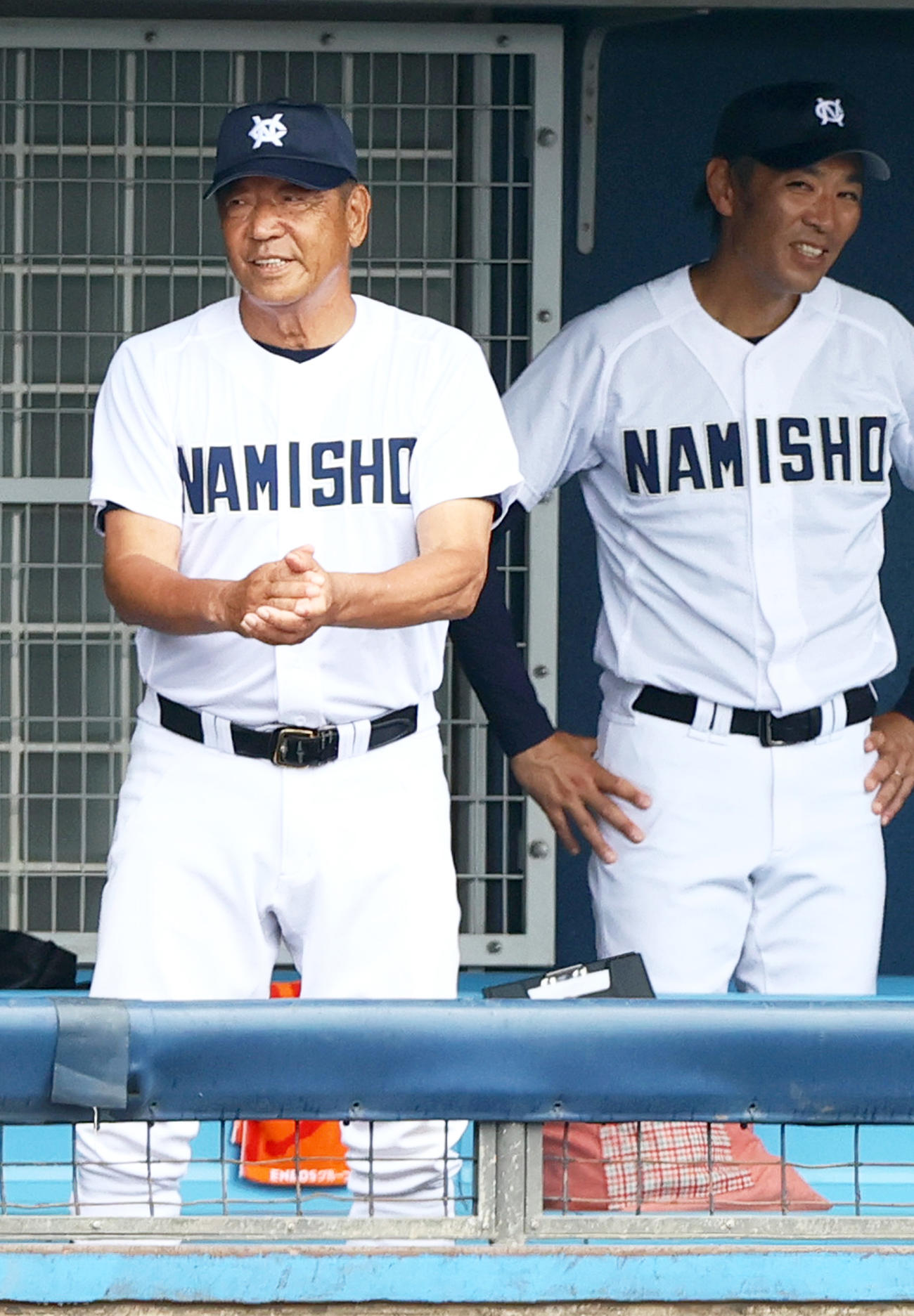 大体大浪商対桃山学院　3回裏に先制し手をたたいて喜ぶ大体大浪商・中村監督（左）（撮影・上山淳一）