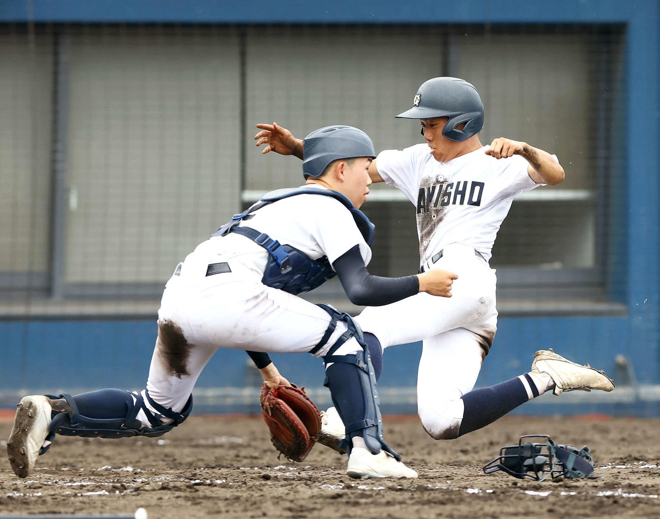 大体大浪商対桃山学院　3回裏大体大浪商2死満塁、若野の左前2点適時打で二走・宮下（右）が生還する。捕手・阪谷（撮影・上山淳一）