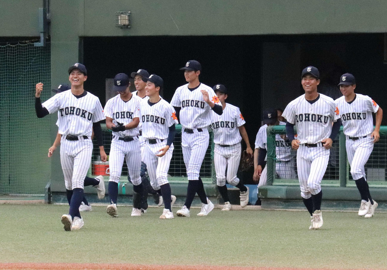 東北対石巻工　サヨナラ勝ちを決めてベンチを飛び出す東北ナイン（撮影・黒須亮）　