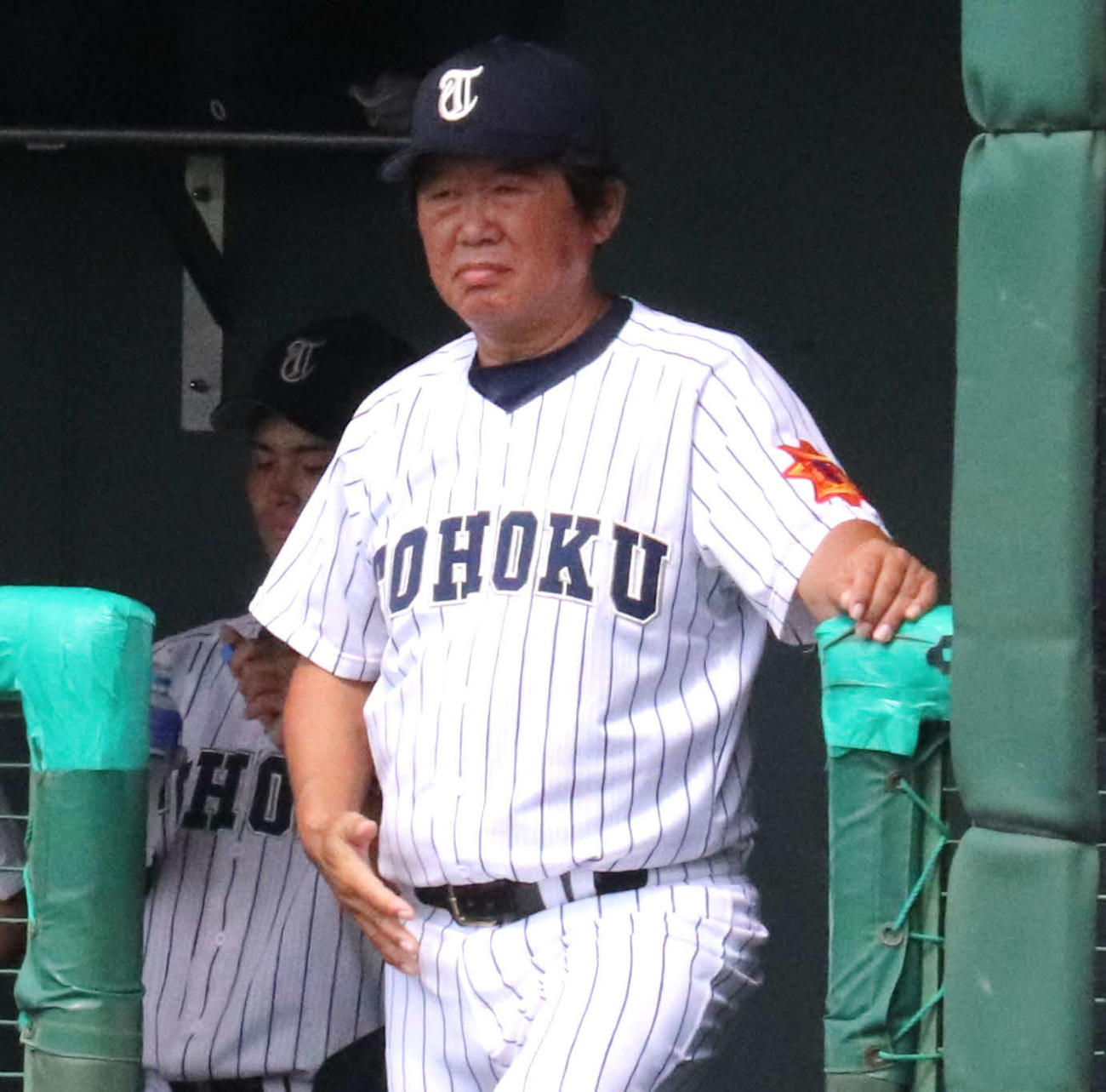 東北対石巻工　戦況を見つめる東北・佐藤監督（撮影・黒須亮）　