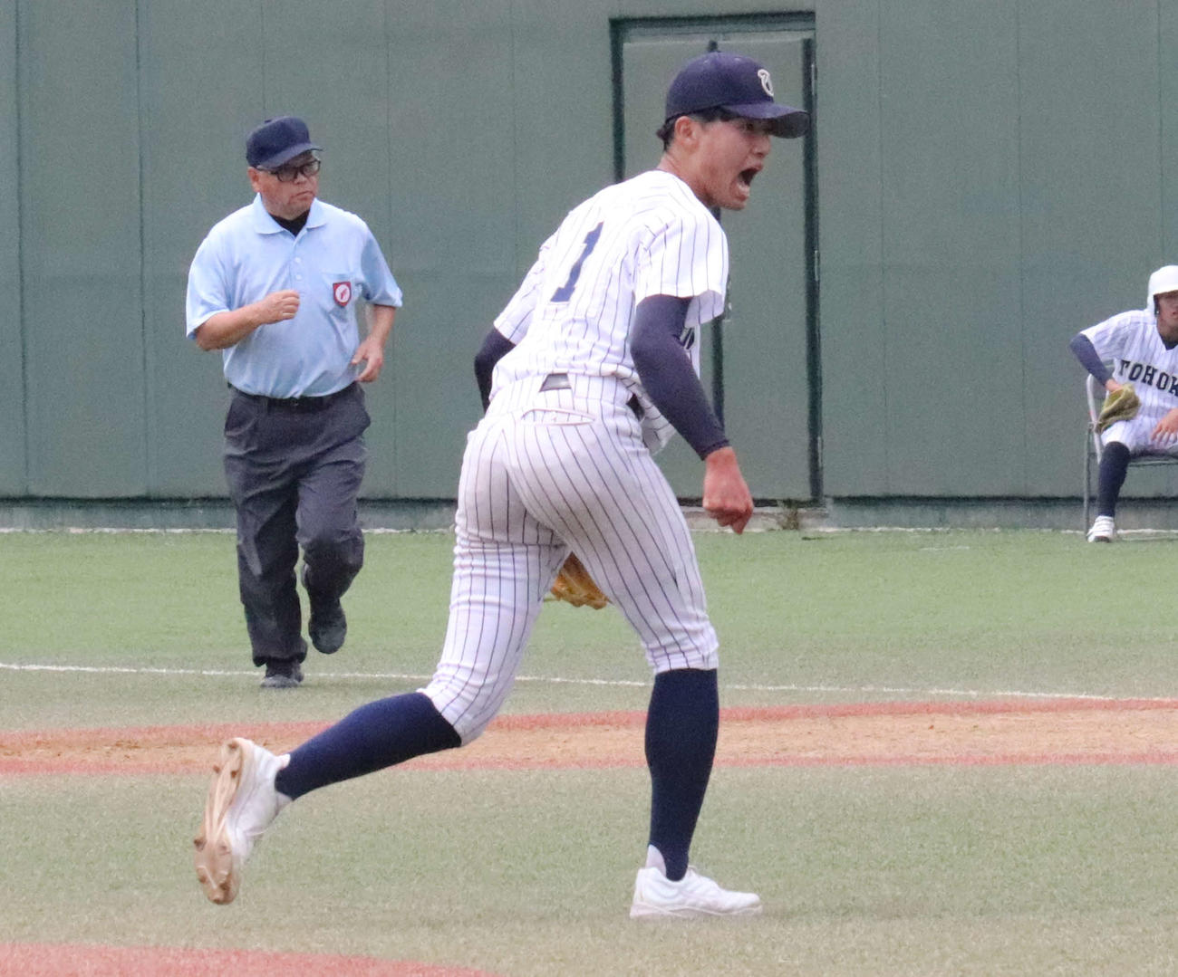東北対石巻工　7回表石巻工2死満塁、岩槻を空振り三振に仕留め雄たけびを上げる進藤（撮影・黒須亮）　