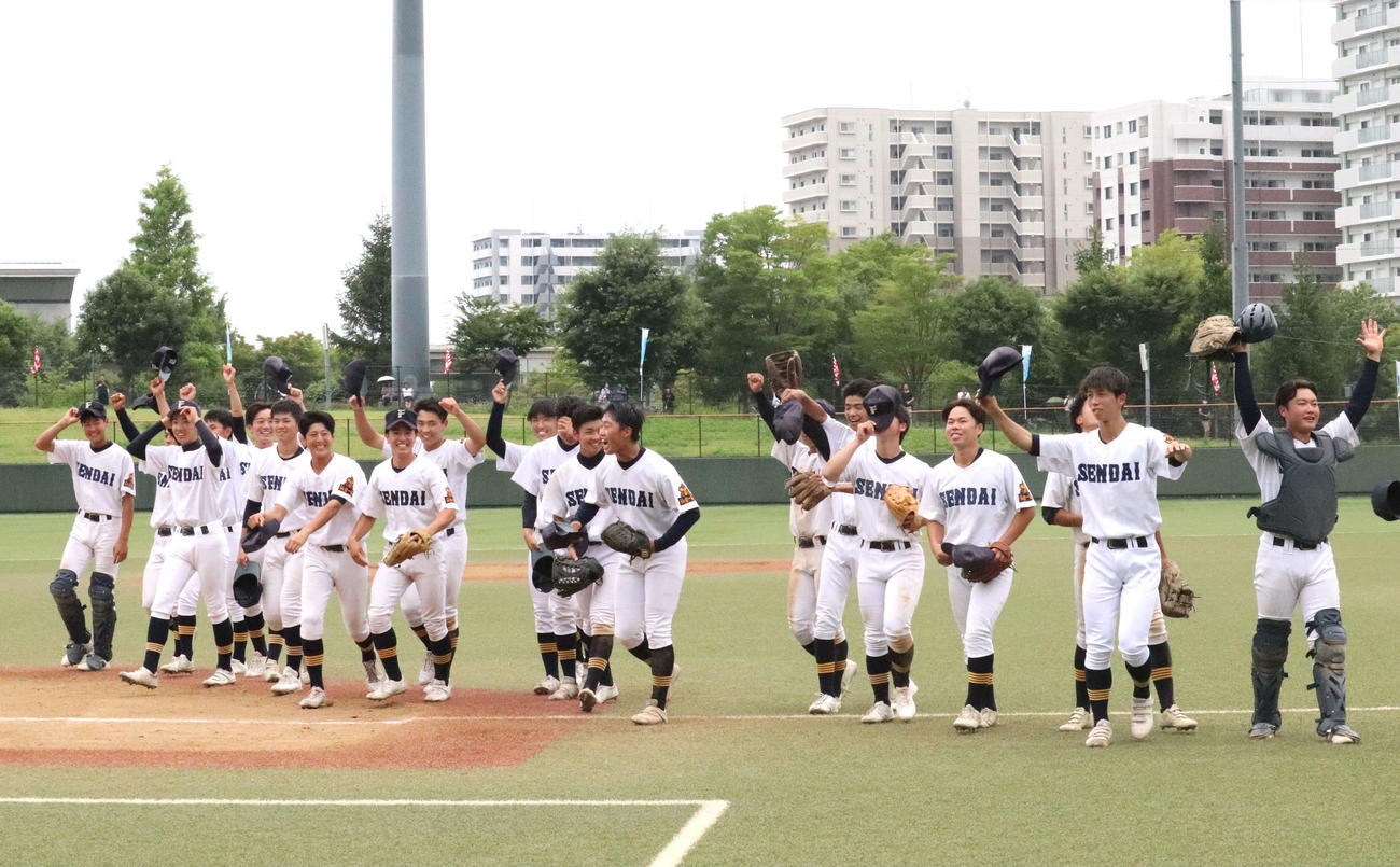 仙台一－利府　コールド勝ちを喜ぶ仙台一の選手たち（撮影・黒須亮）