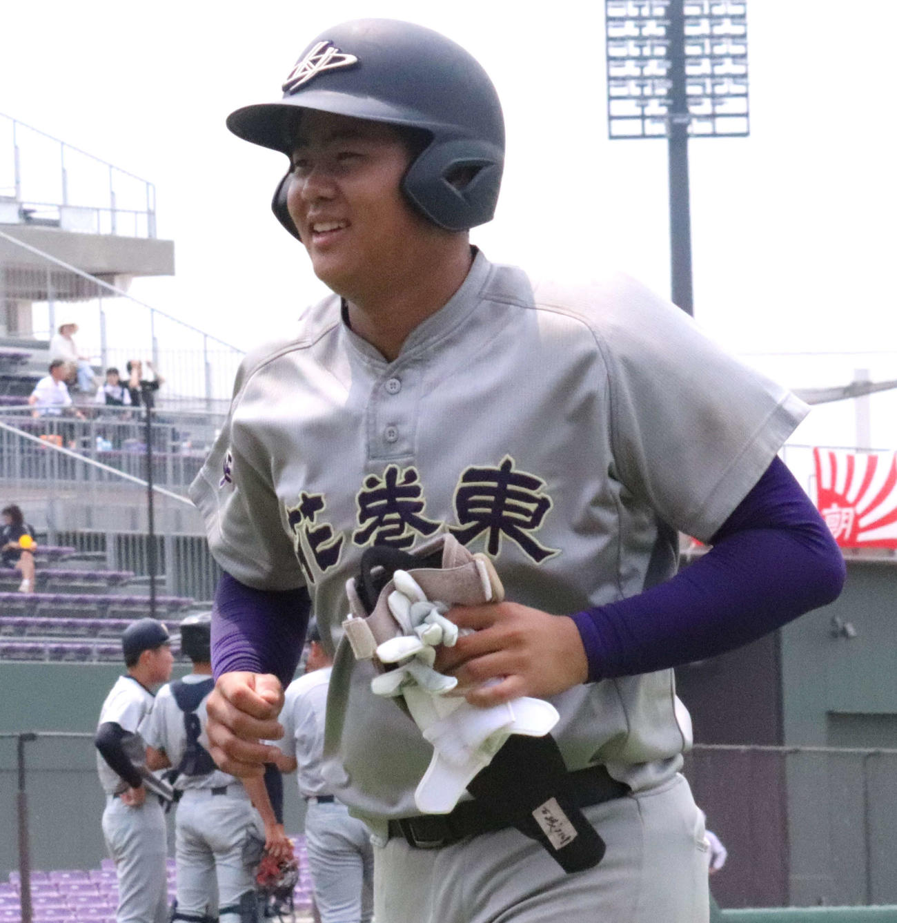 花巻東対花巻農　6回裏花巻東1死二塁、四球選んだ古城は代走を送られて引き揚げ（撮影・黒須亮）