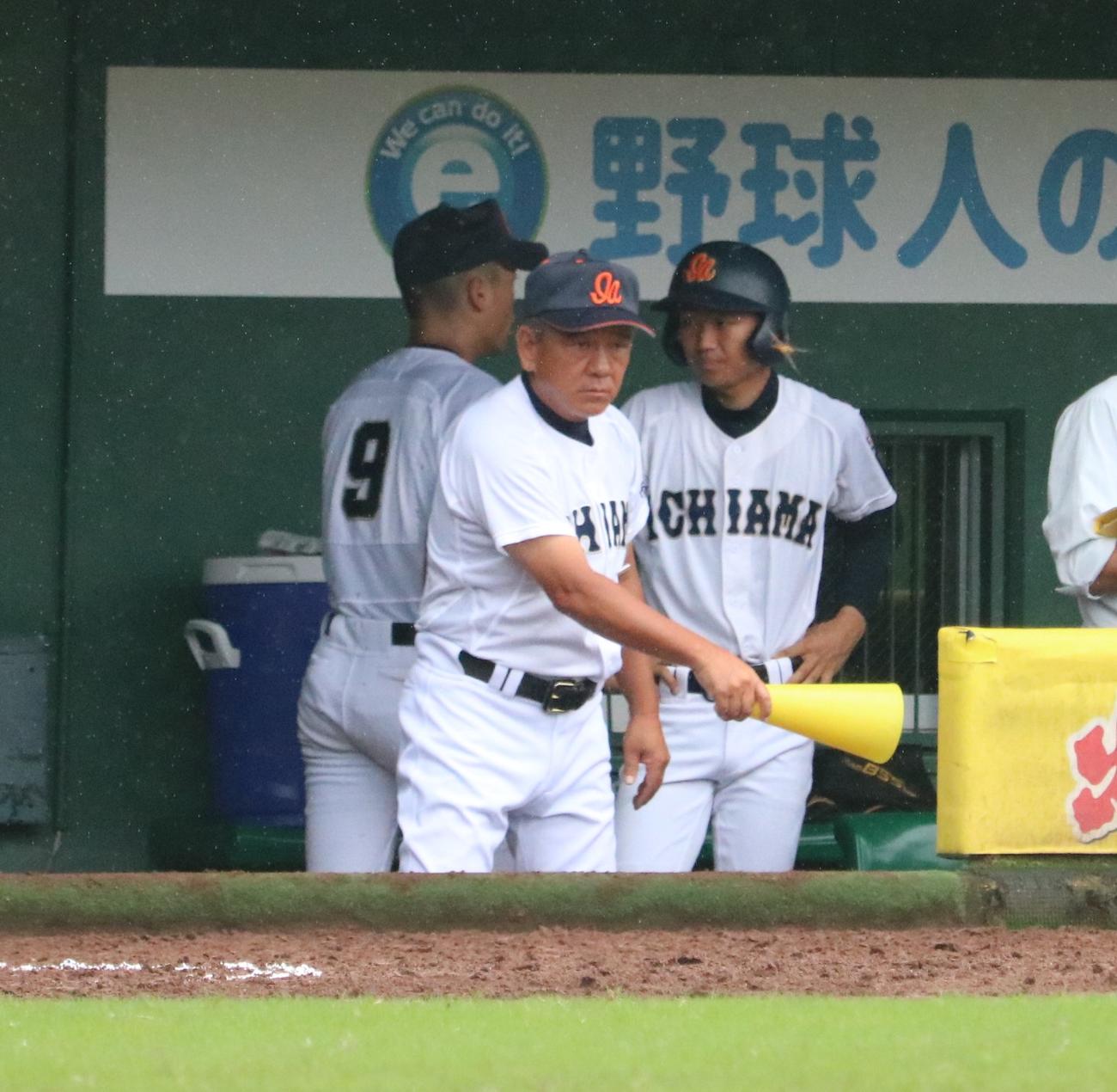 市尼崎の椎江監督がメガホンを手に指示を送る（撮影・林亮佑）