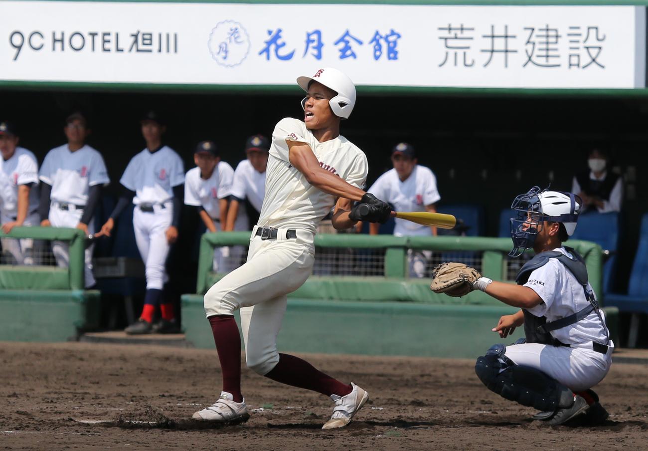 旭川志峯対岩見沢農　5回表無死二塁で、ウメビンユオ明右翼手は三塁強襲安打を放つ（撮影・中島洋尚）