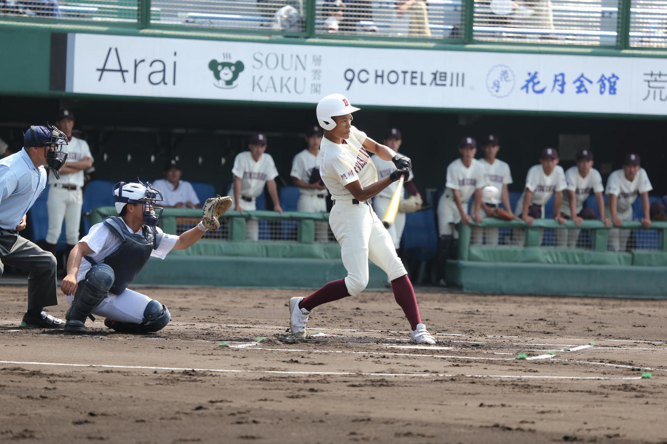 旭川志峯対岩見沢農　1回表2死二塁、旭川志峯のウメビンユオ明右翼手は左翼線に先制適時二塁打を放つ（撮影・中島洋尚）