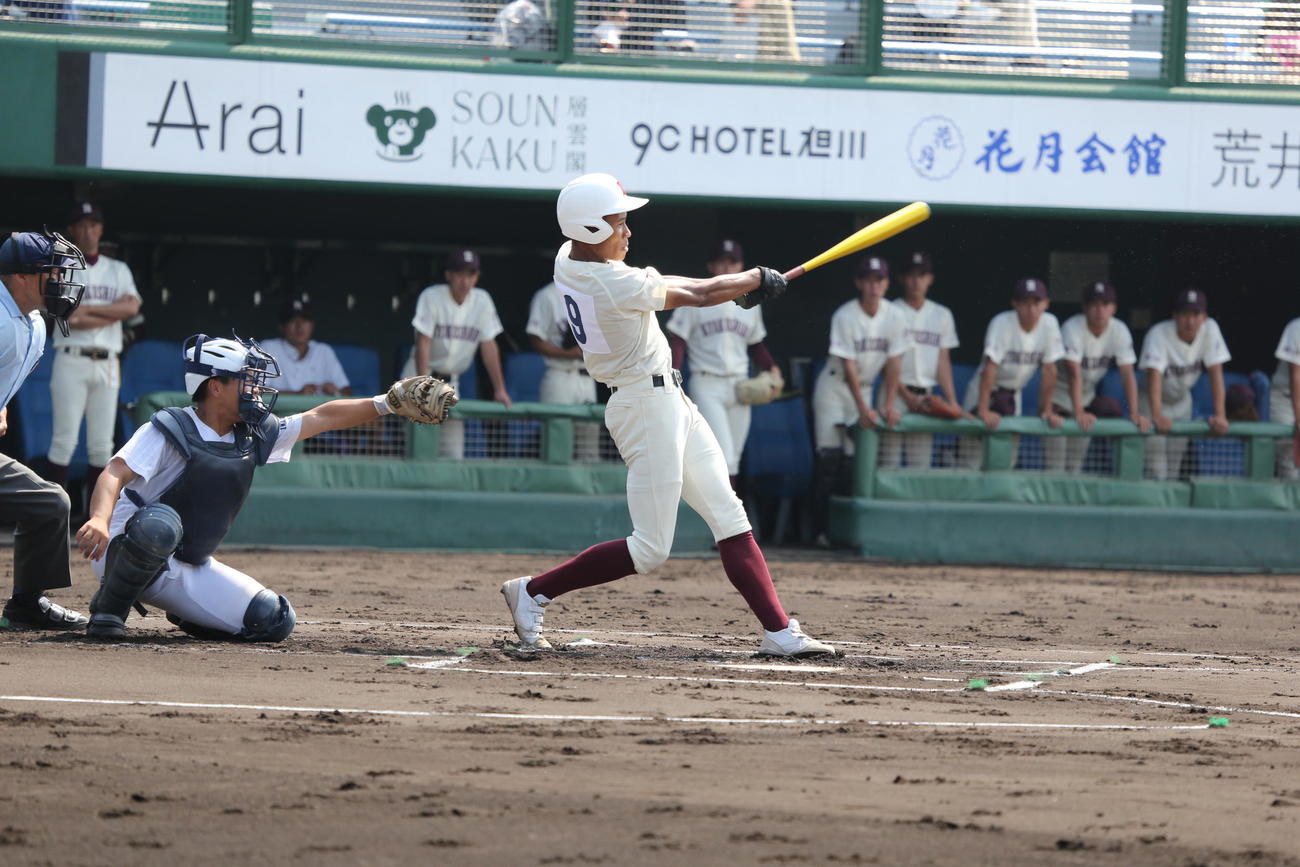 旭川志峯対岩見沢農　1回表2死二塁、旭川志峯のウメビンユオ明右翼手は左翼線に先制適時二塁打を放つ（撮影・中島洋尚）