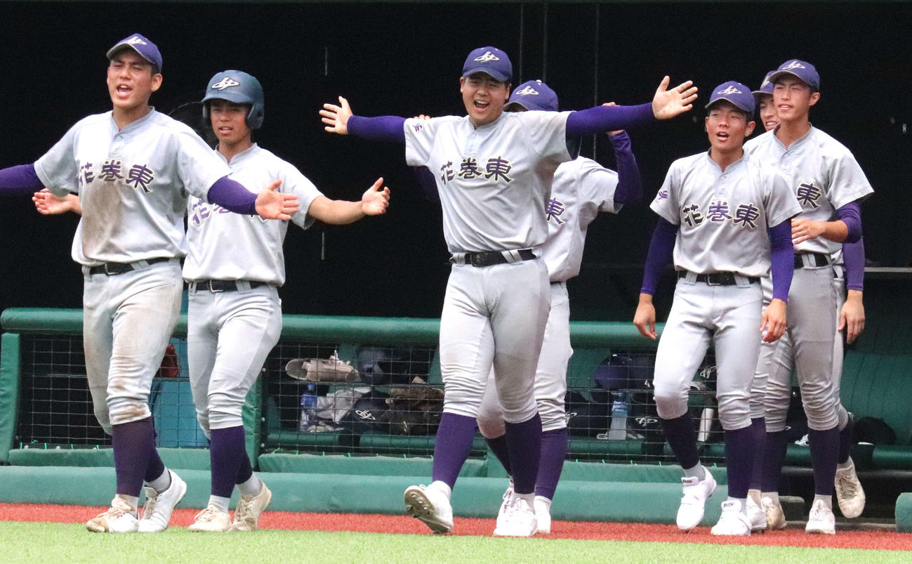 花巻東対花巻農　ベンチでナインを迎える古城（左から3人目）（撮影・黒須亮）