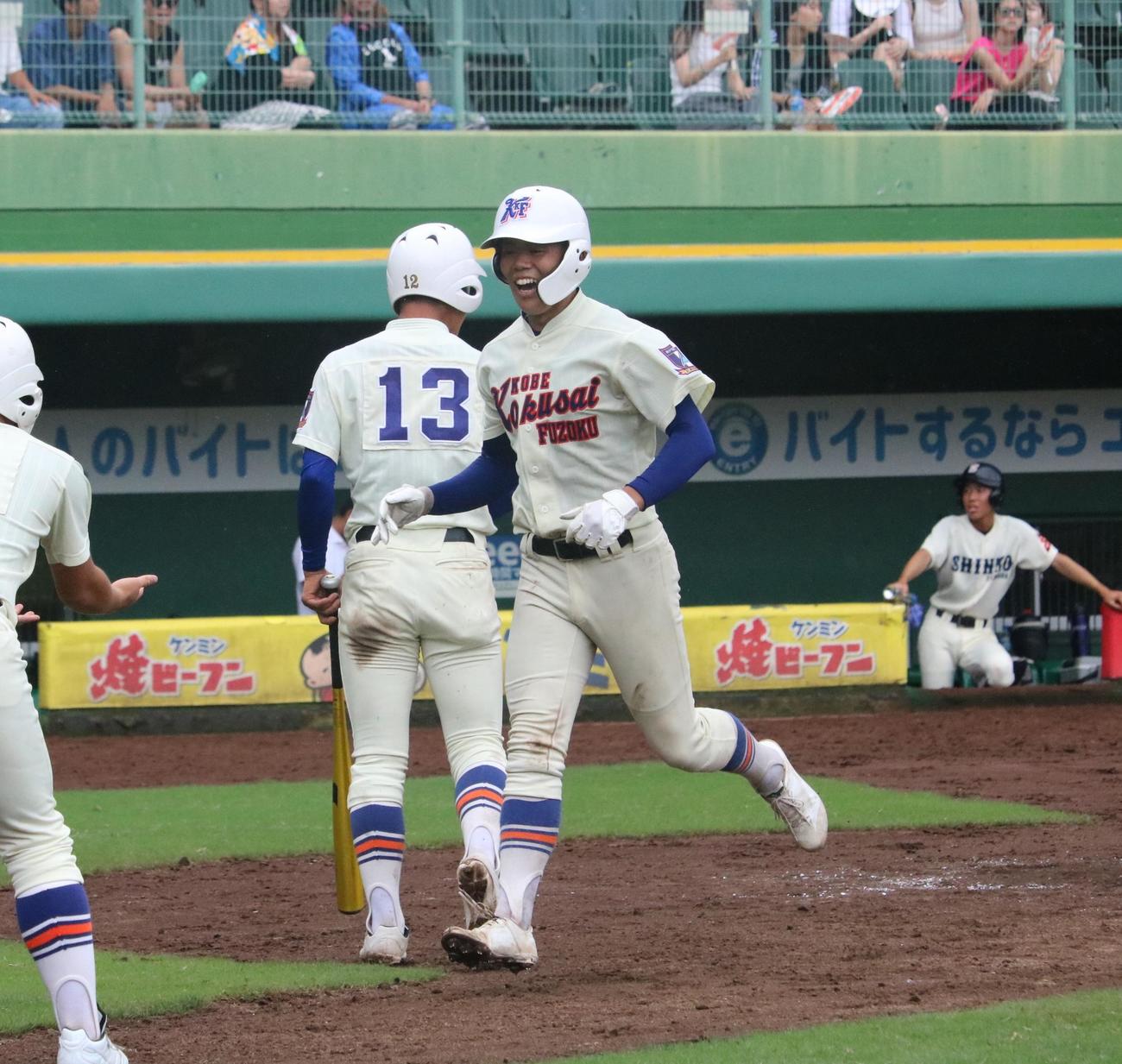 神戸国際大付の佐野が左翼へ3ランを放ち笑顔（撮影・林亮佑）