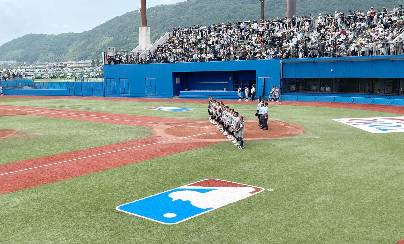 東北対仙台育英　勝利し校歌を歌う仙台育英ナイン（撮影・木村有優）