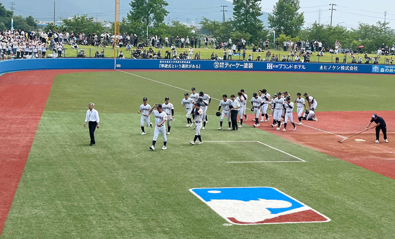 東北対仙台育英　敗れた東北ナイン（撮影・木村有優）