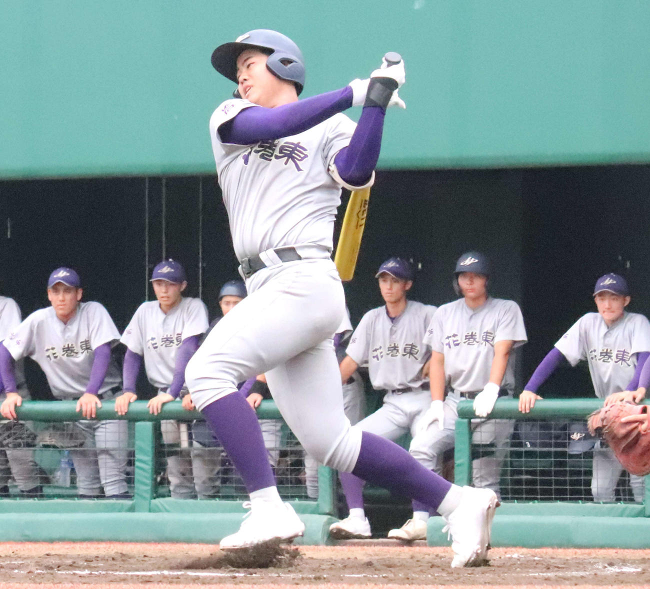花巻東対花巻農　2回裏花巻東無死、古城が内野安打を放つ（撮影・黒須亮）