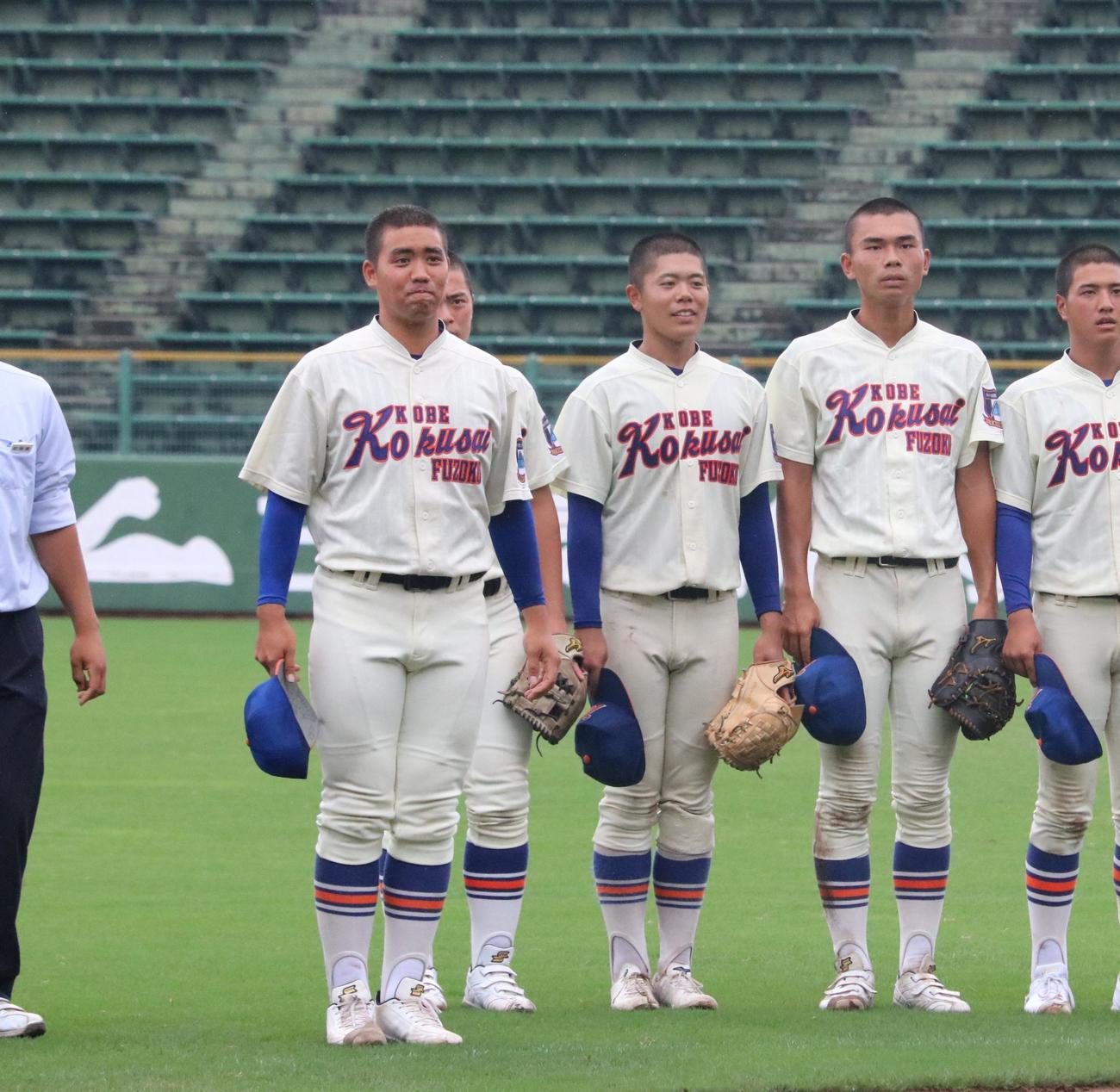 神戸国際大付の津嘉山と佐野が並んであいさつする（撮影・林亮佑）