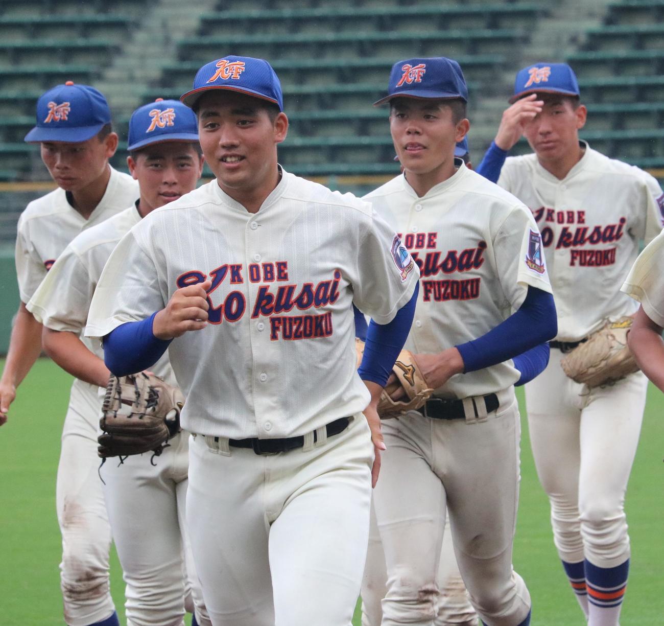 神戸国際大付の津嘉山と佐野が引き上げる（撮影・林亮佑）