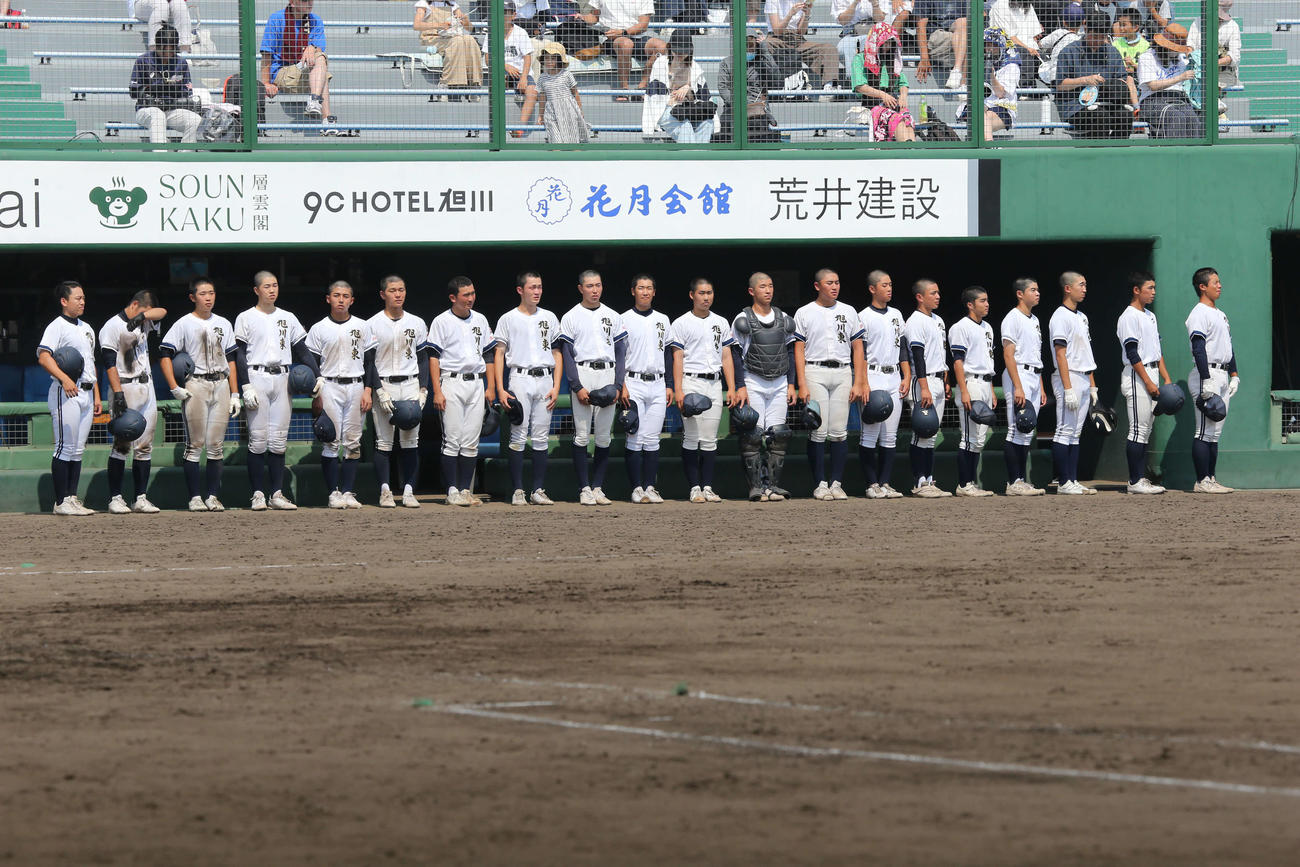 帯広大谷対旭川東　試合後、ベンチ前に並ぶ旭川東ナイン（撮影・中島洋尚）