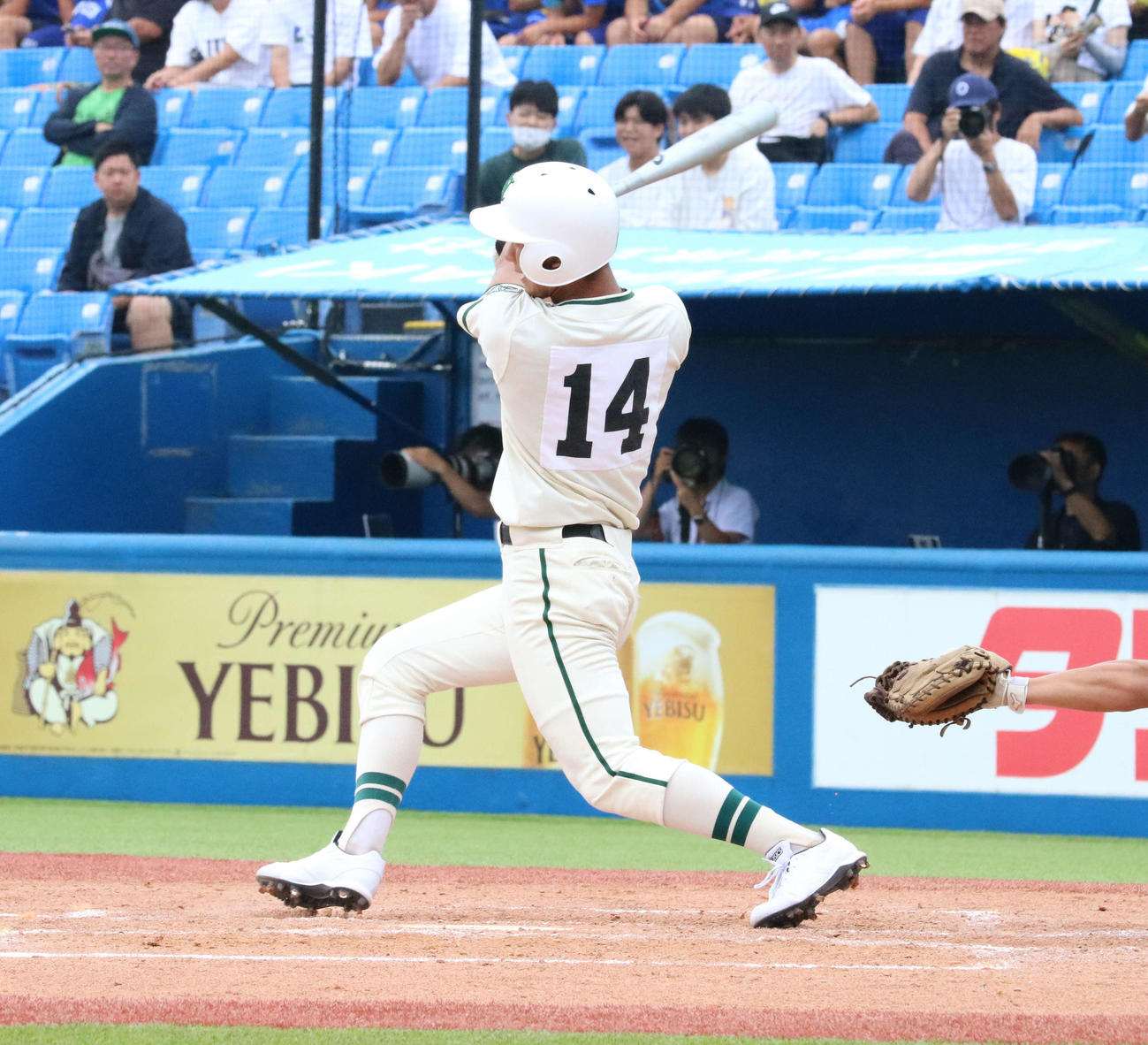 二松学舎大付対岩倉　2回表二松学舎大付1死一、二塁　打席に入りスイングする岡部（撮影・水谷京裕）