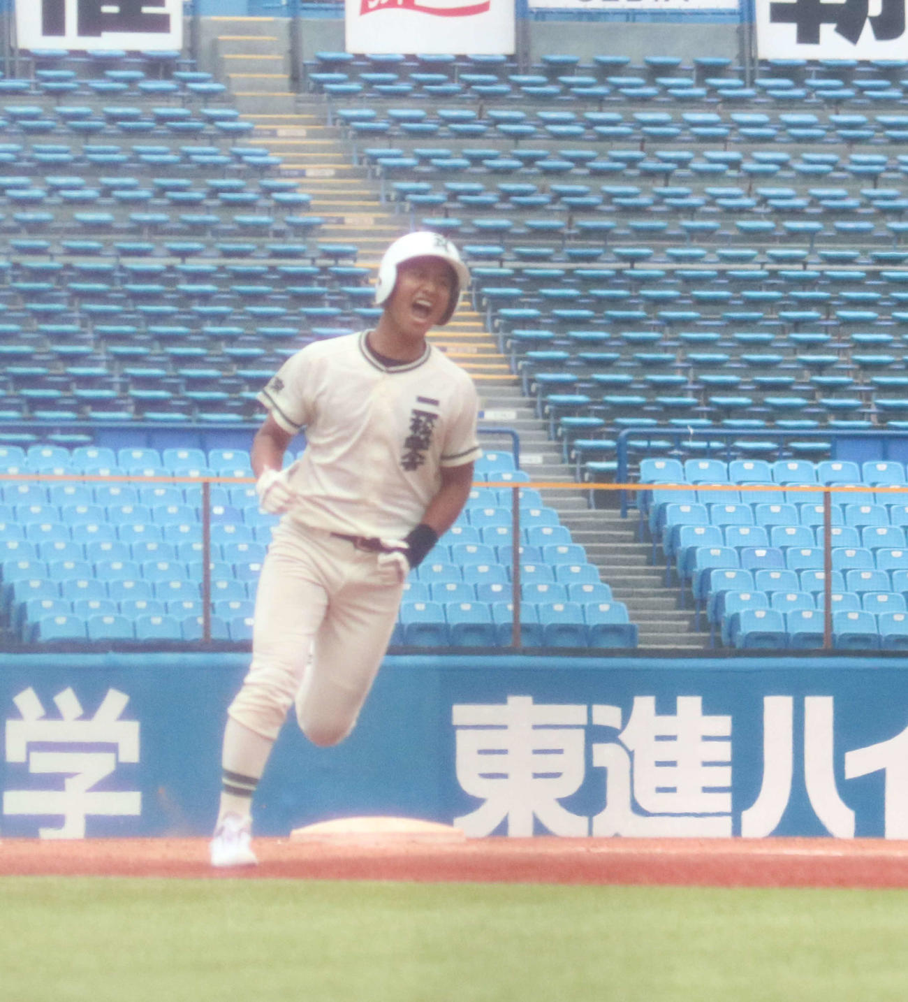 二松学舎大付対岩倉　10回表二松学舎大付無死満塁、右越え満塁本塁打を放ち、雄たけびを上げながらベースを回る岡部（撮影・水谷京裕）
