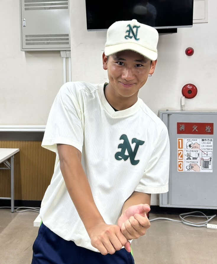 二松学舎大付対岩倉　試合後、笑顔でポーズし写真に納まる二松学舎大付・岡部（撮影・水谷京裕）