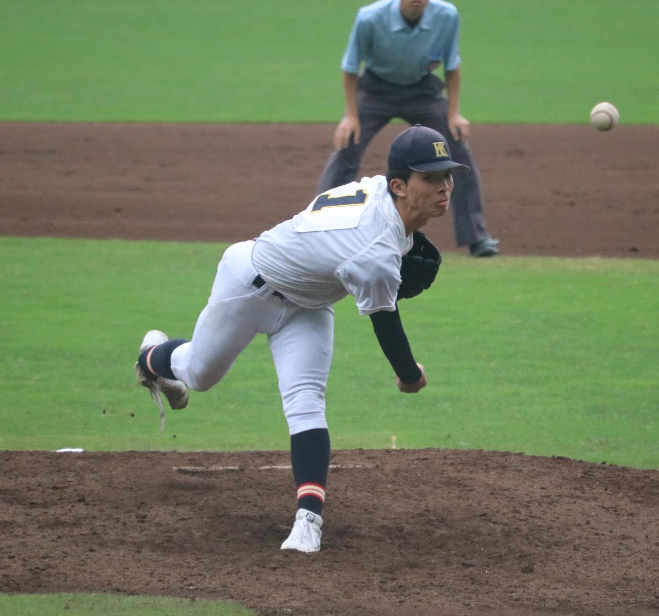神戸弘陵の村上が救援登板する（撮影・林亮佑）