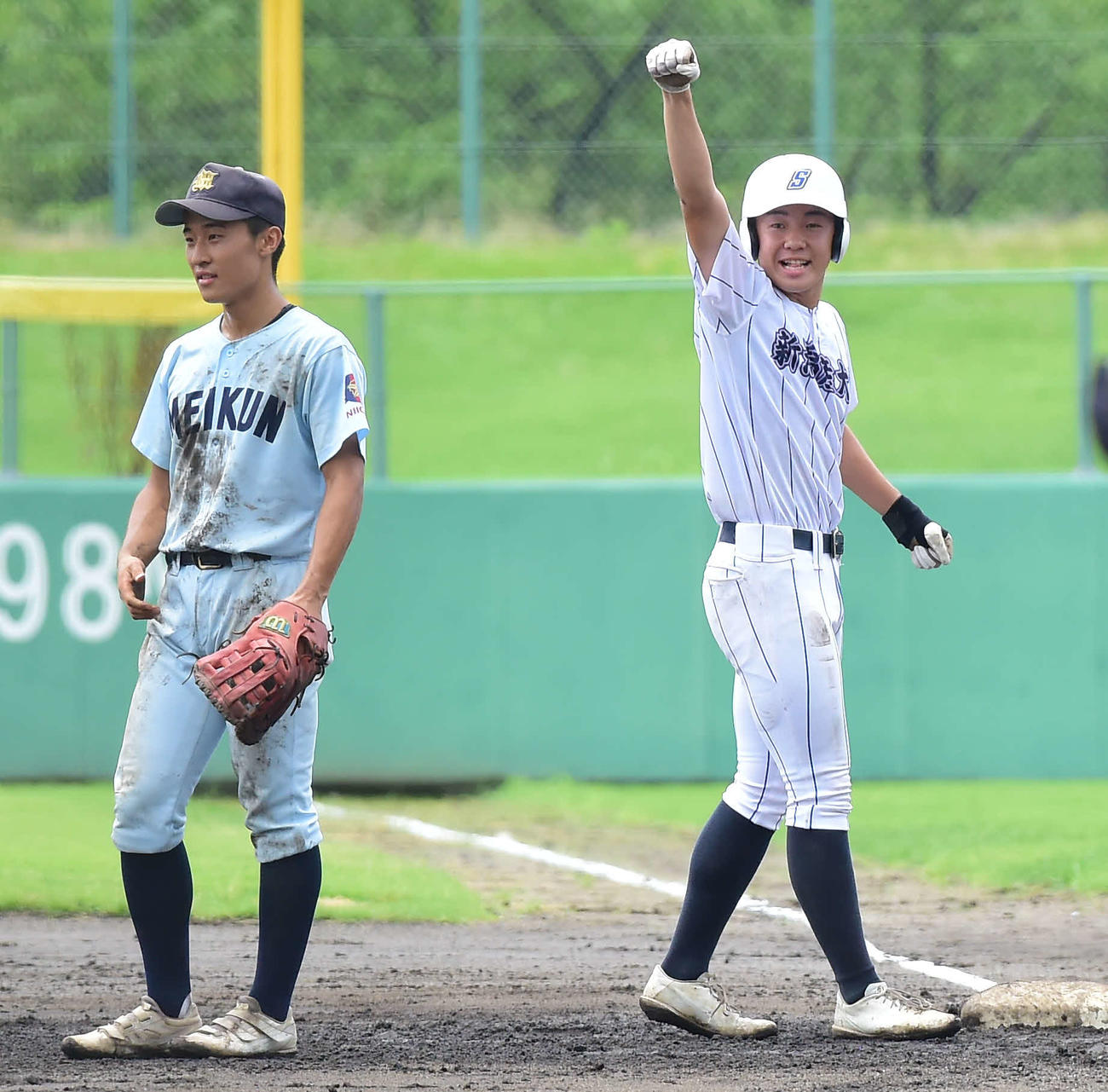 新潟明訓対新潟産大付　2回裏新潟産大付無死二、三塁、先制の左前適時打を放ち、ガッツポーズする多田（右）
