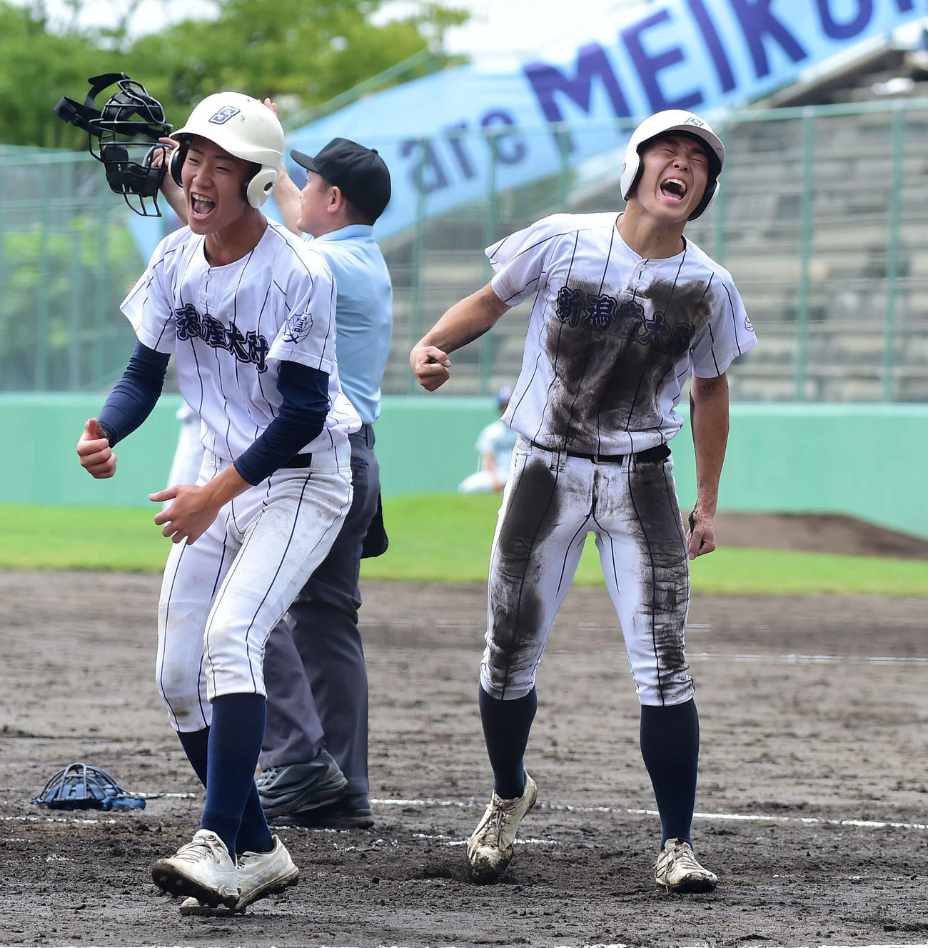 新潟明訓対新潟産大付　8番宮田の二塁打で生還し、ほえる多田（右）