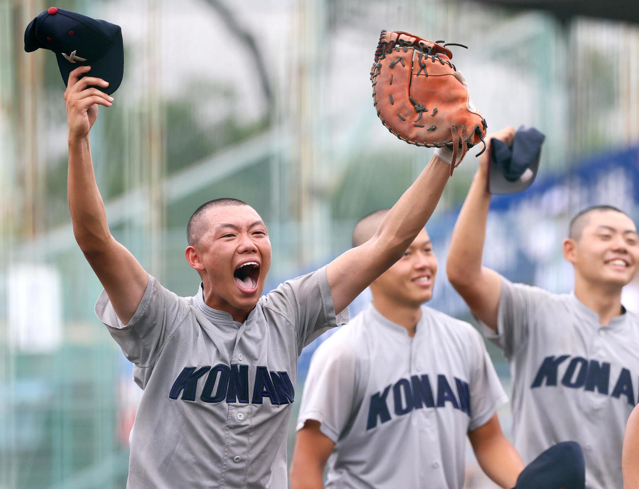 甲南対西脇　西脇に勝利し歓喜する甲南・新井（手前）ら（撮影・上山淳一）