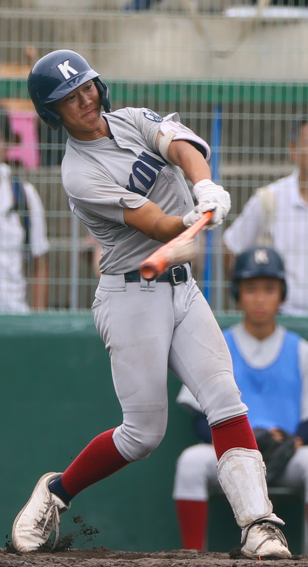 甲南対西脇　5回表甲南1死二、三塁、代打・新井は左飛を放ち犠飛とする（撮影・上山淳一）