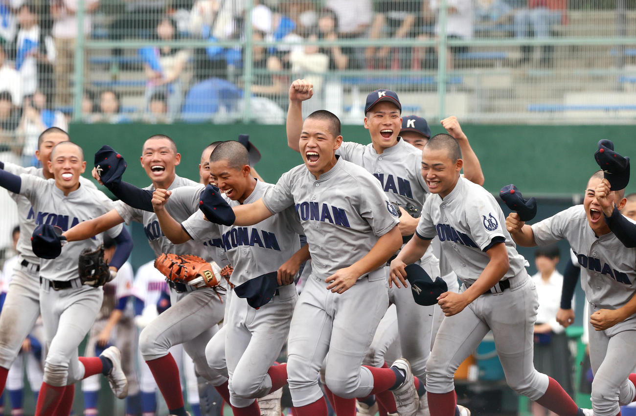 甲南対西脇　西脇に勝利し、応援席に向かって笑顔で駆けだす甲南ナイン（撮影・上山淳一）