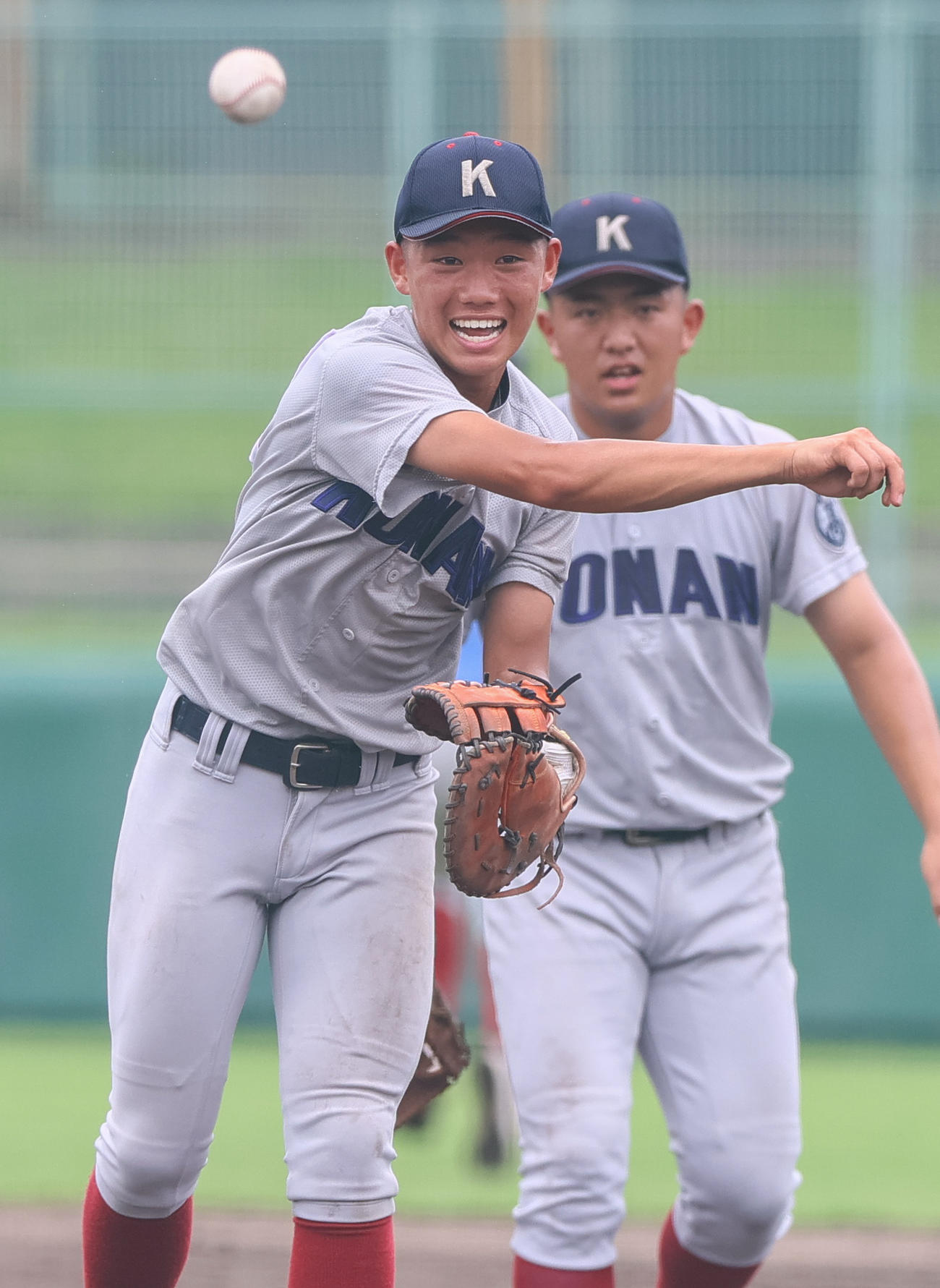 甲南対西脇　試合前、ノックを受ける甲南・新井（手前）（撮影・上山淳一）