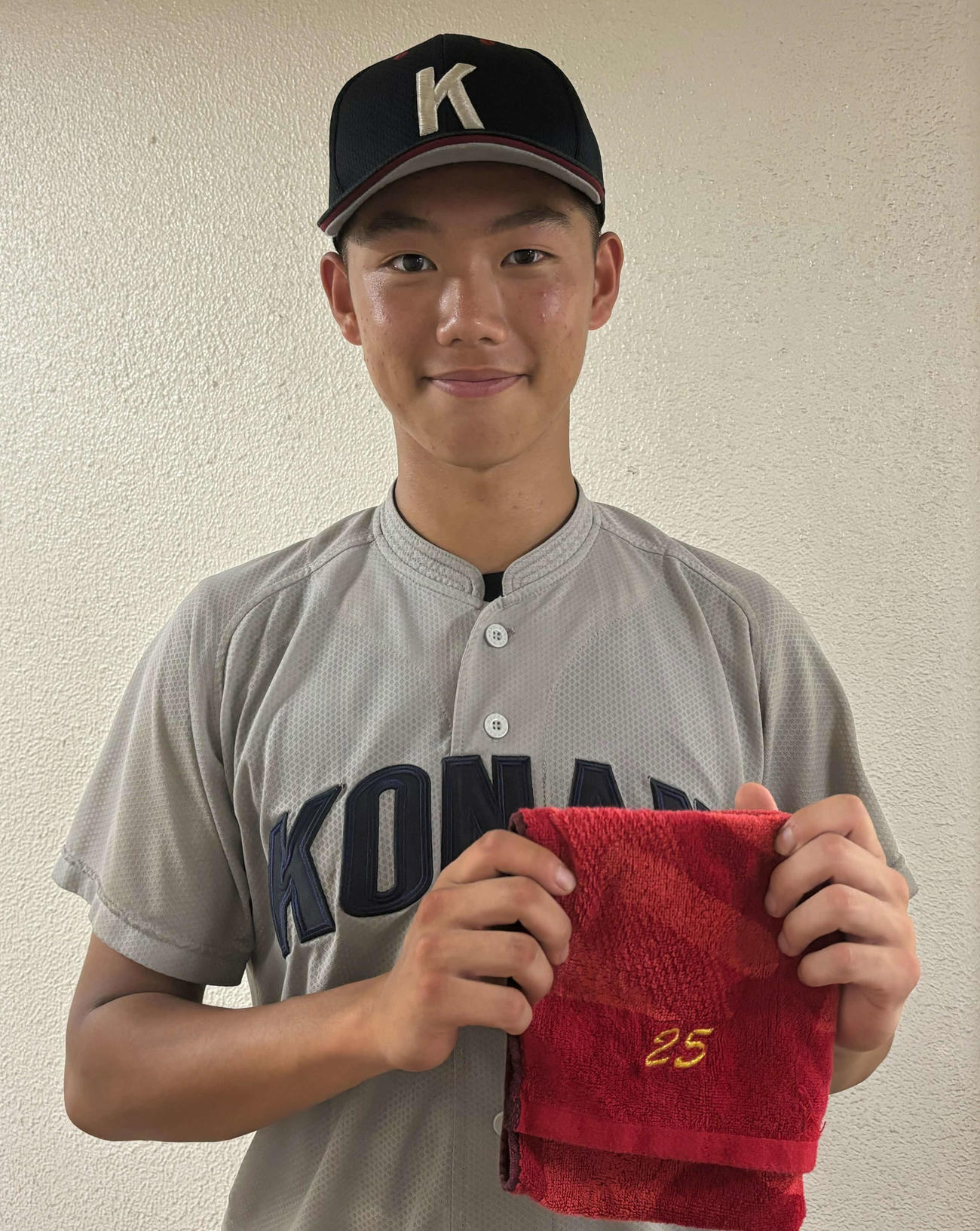 甲南対西脇　広島・新井監督の次男で甲南の颯真は父の背番号「25」が刺しゅうされた父から譲り受けたタオルを手に持ち笑顔（撮影・塚本光）
