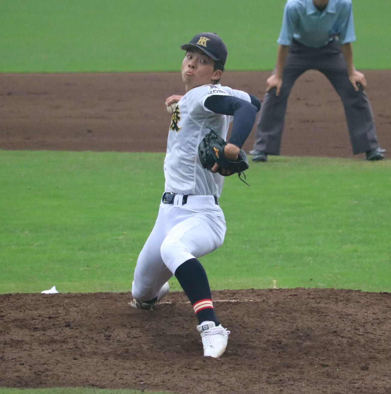 神戸弘陵対西宮今津　救援で登板する神戸弘陵・村上（撮影・林亮佑）