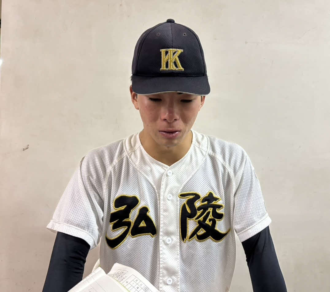 敗退し涙を流す神戸弘陵・村上（撮影・林亮佑）